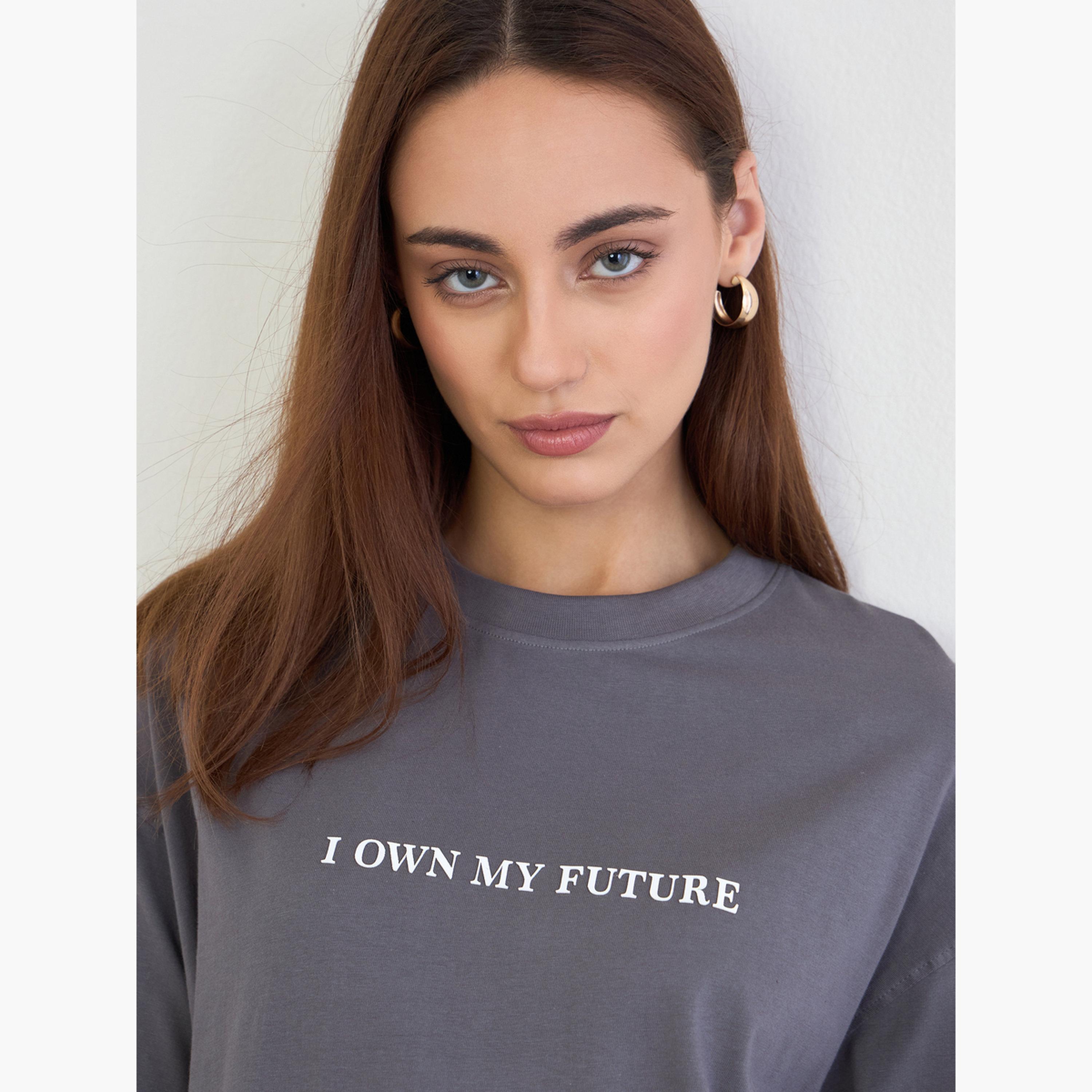 ستايلي - تي شيرت حجم كبير بطبعة شعار لون فحمي-women-clothing-tshirts-image-4
