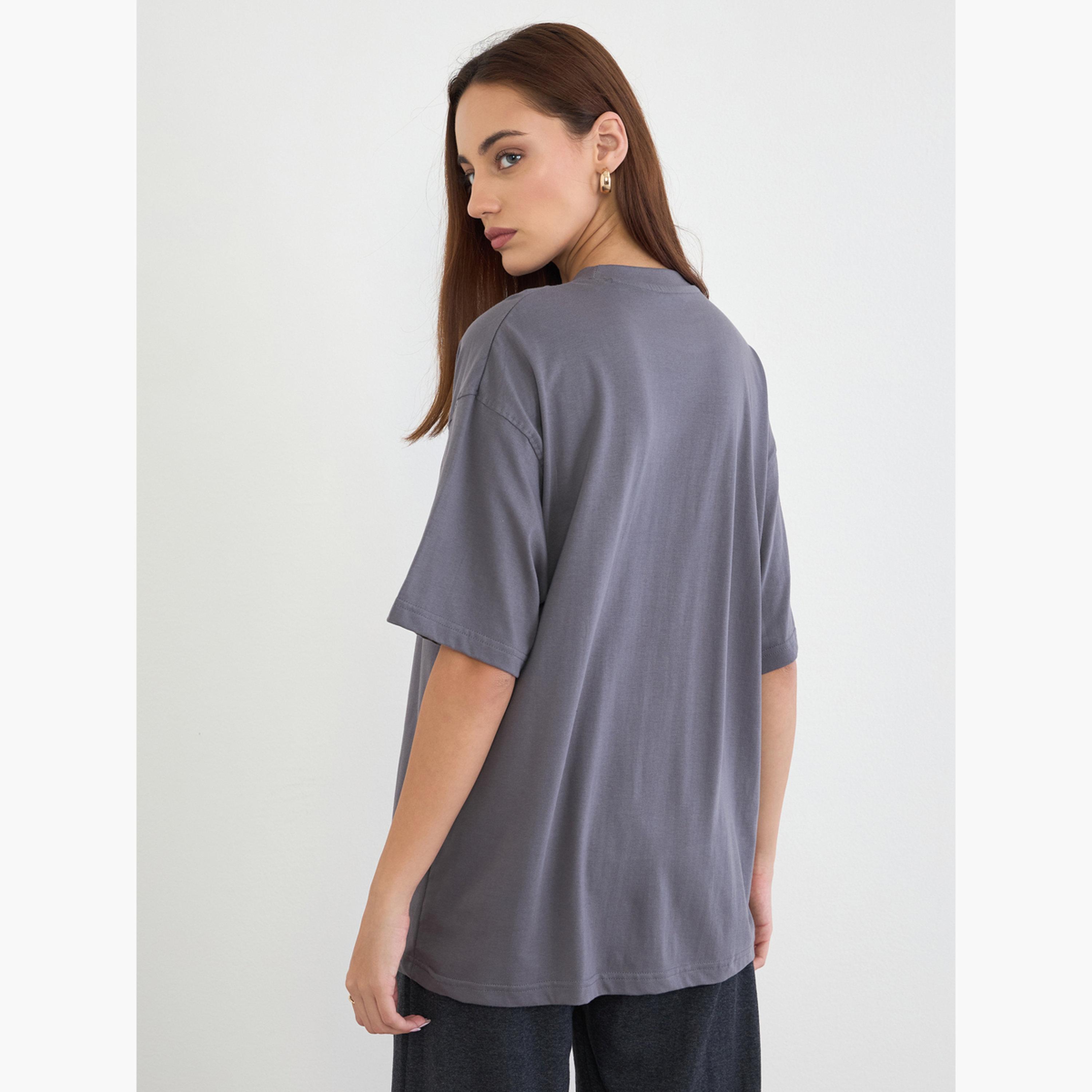 ستايلي - تي شيرت حجم كبير بطبعة شعار لون فحمي-women-clothing-tshirts-image-5