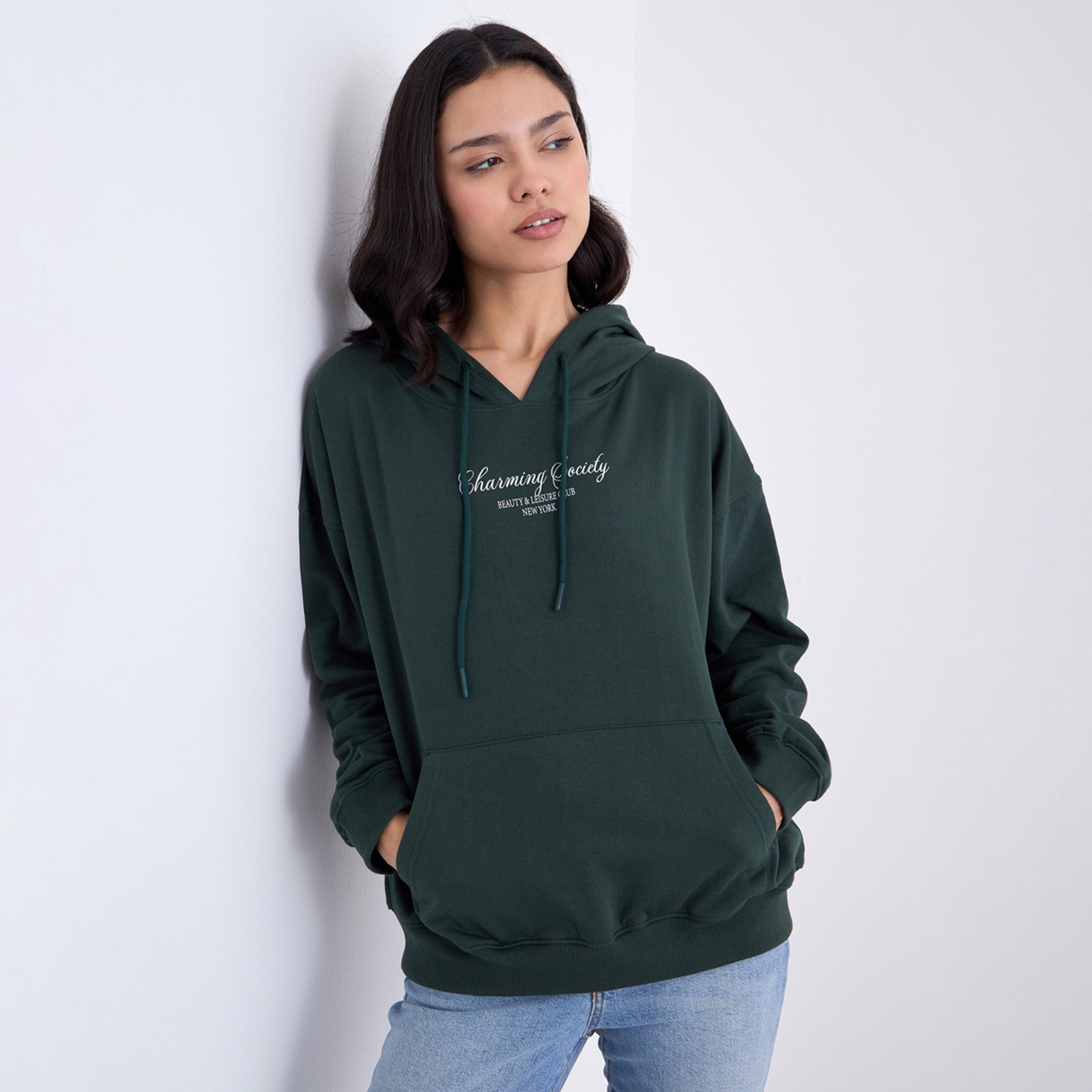 ستايلي - هودي حجم كبير بطبعة شعار لون أخضر الداكن-women-clothing-hoodiesandsweatshirts-hoodies-image-1