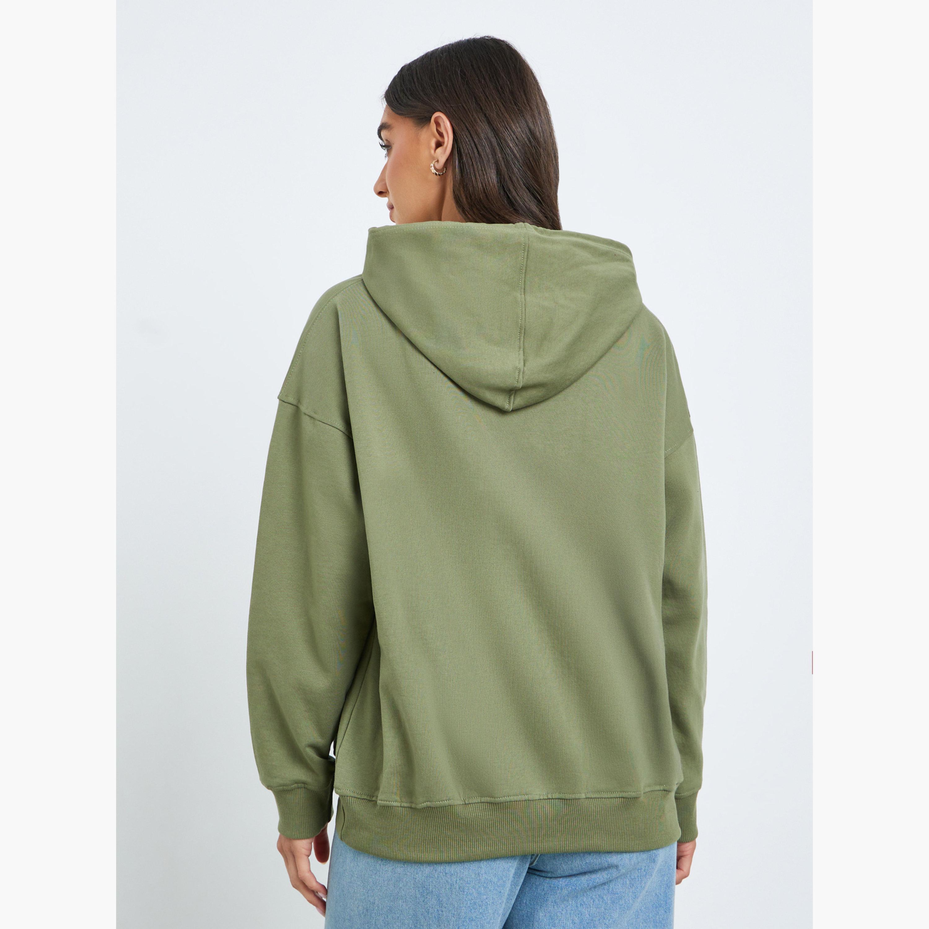 هودي واسع بطبعة كتابة وأكمام بحواف أساور-women-clothing-hoodiesandsweatshirts-hoodies-image-4