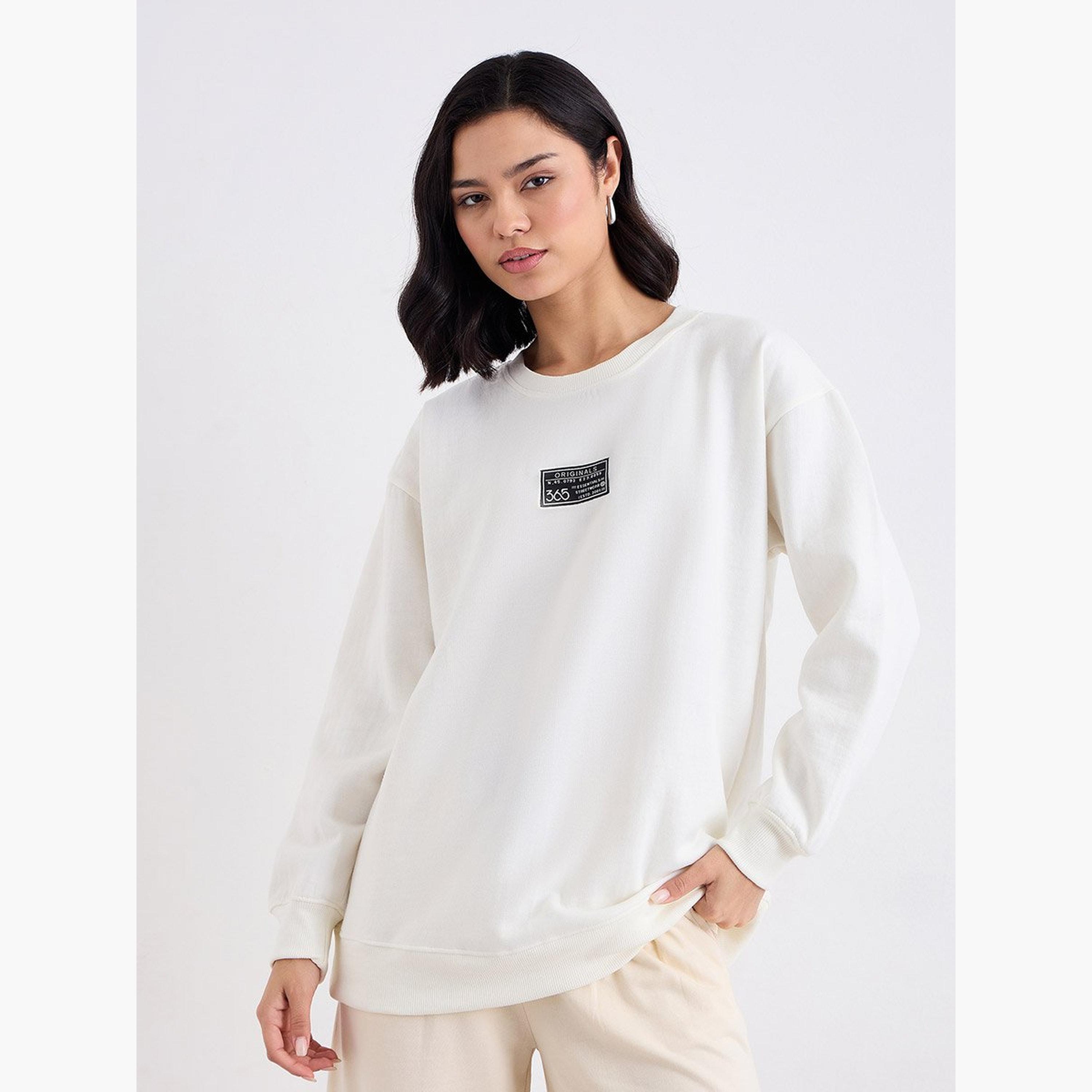 ستايلي - سويت شيرت طويل لون أبيض العاجي مع تفاصيل شارة-women-winterwear-hoodiesandsweatshirts-sweatshirts-image-1