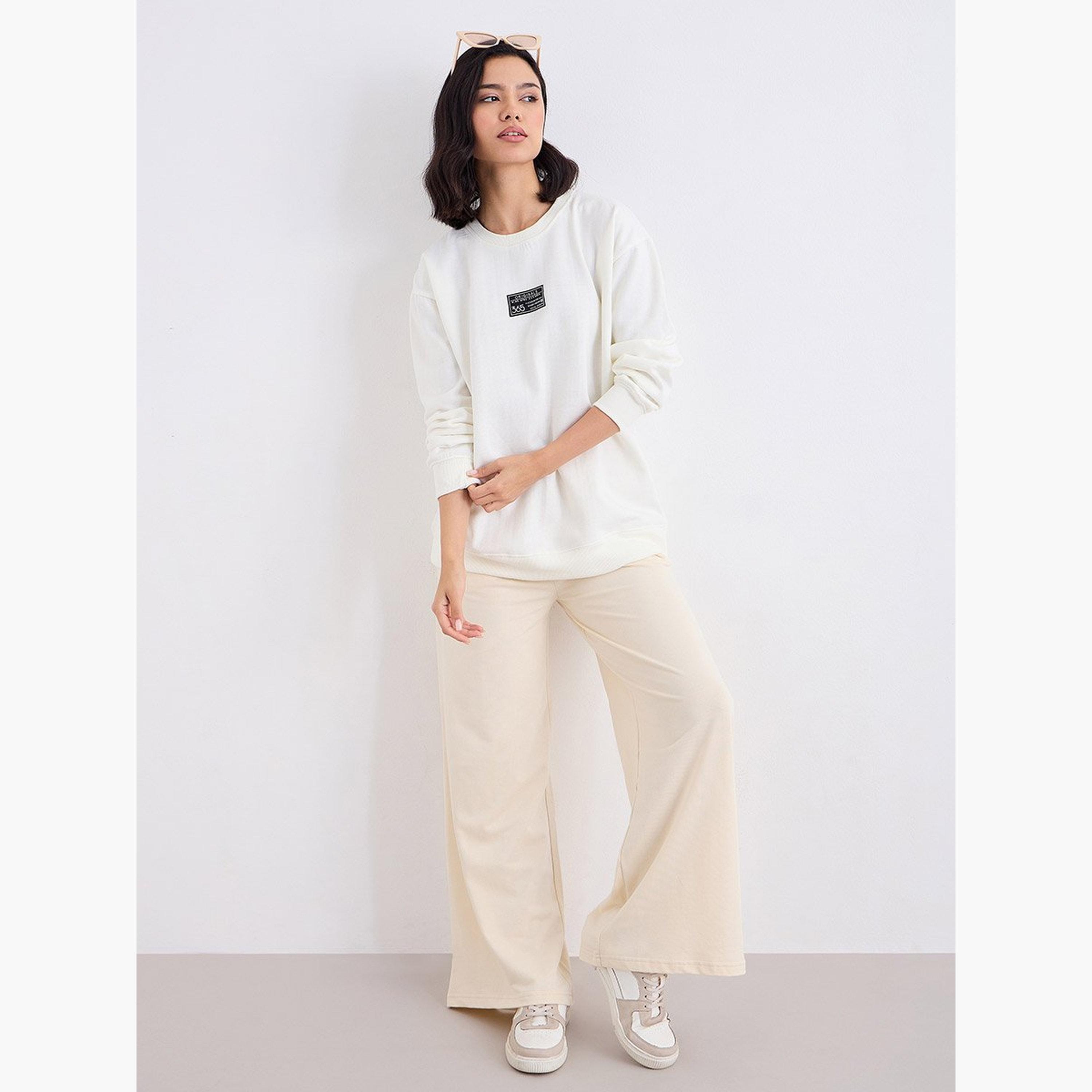 ستايلي - سويت شيرت طويل لون أبيض العاجي مع تفاصيل شارة-women-winterwear-hoodiesandsweatshirts-sweatshirts-image-2