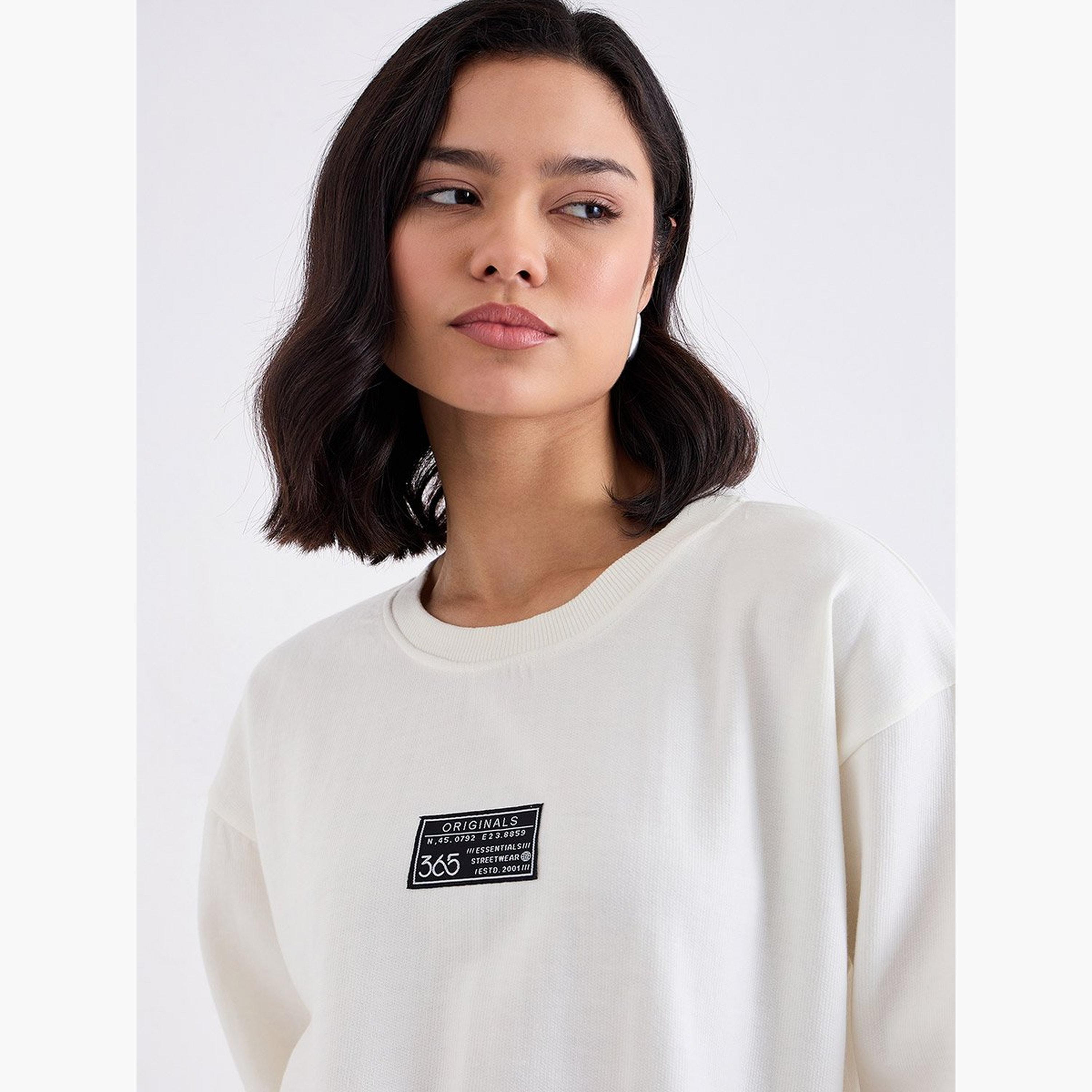 ستايلي - سويت شيرت طويل لون أبيض العاجي مع تفاصيل شارة-women-winterwear-hoodiesandsweatshirts-sweatshirts-image-3