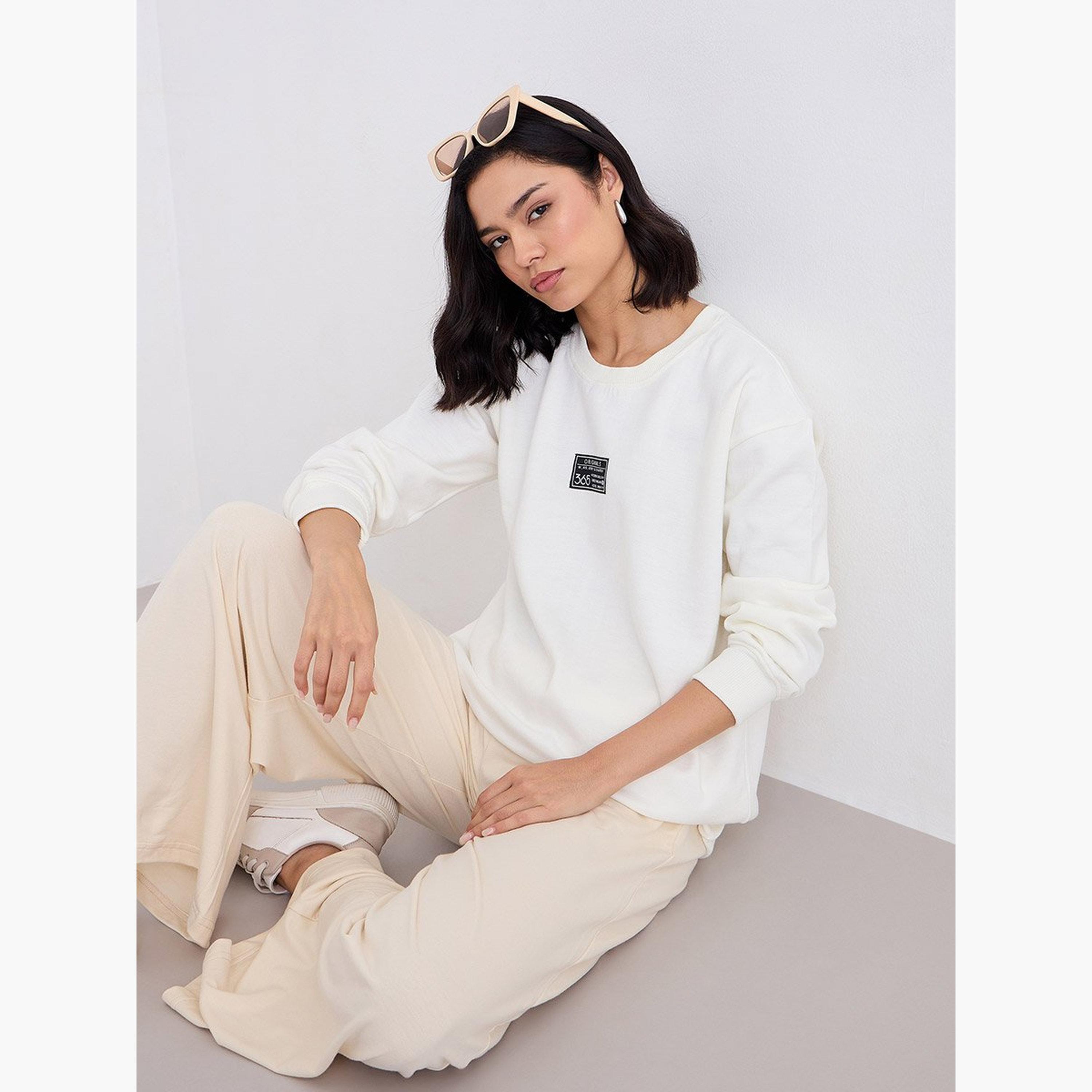 ستايلي - سويت شيرت طويل لون أبيض العاجي مع تفاصيل شارة-women-winterwear-hoodiesandsweatshirts-sweatshirts-image-5