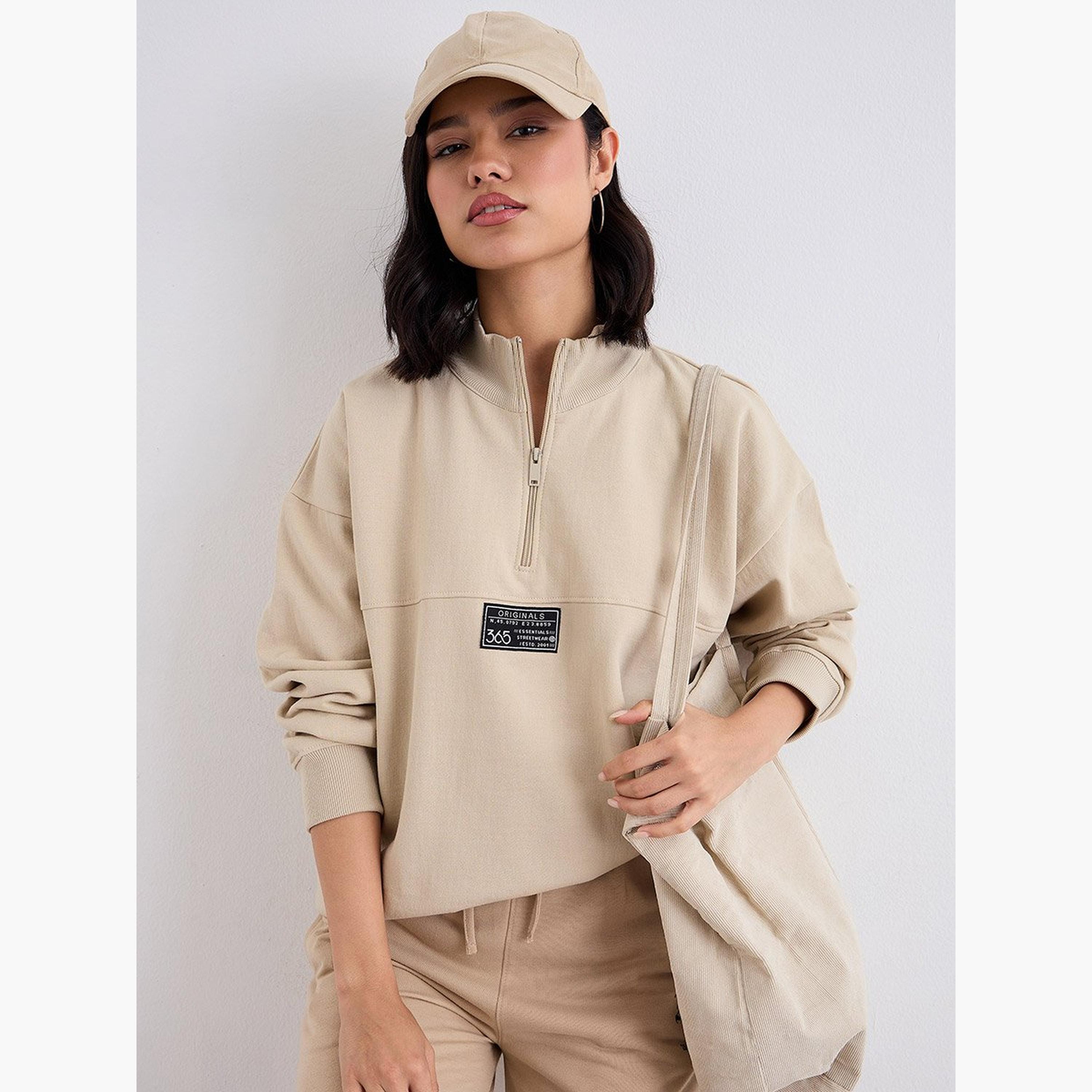 ستايلي - سويت شيرت طويل لون بيج مع تفاصيل شارة-women-clothing-hoodiesandsweatshirts-sweatshirts-image-5