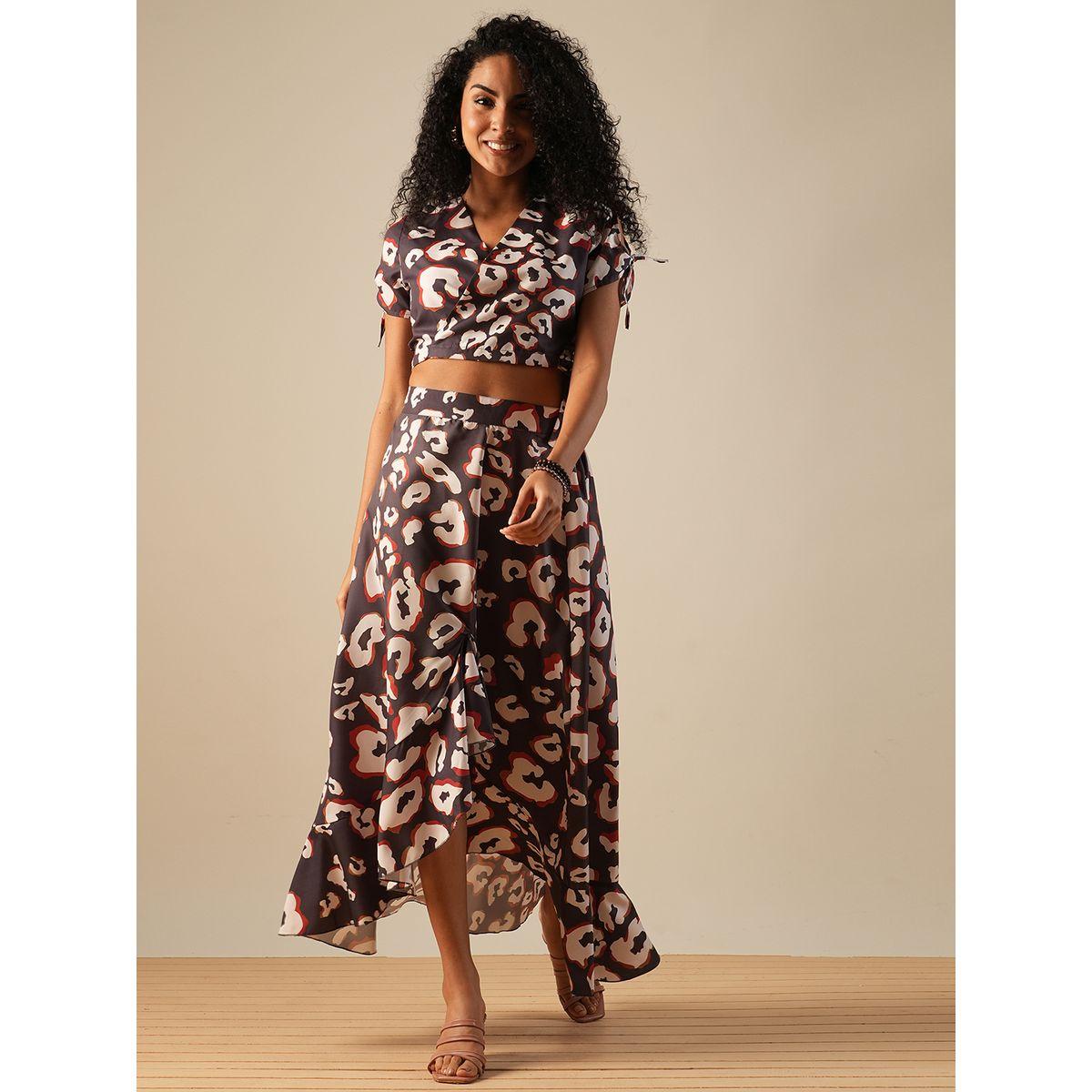 طقم منسق من تنورة وبلوزة قصيرة بنمط لف-women-clothing-coordsets-image-1