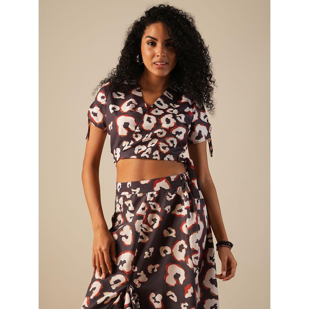 طقم منسق من تنورة وبلوزة قصيرة بنمط لف-women-clothing-coordsets-image-6