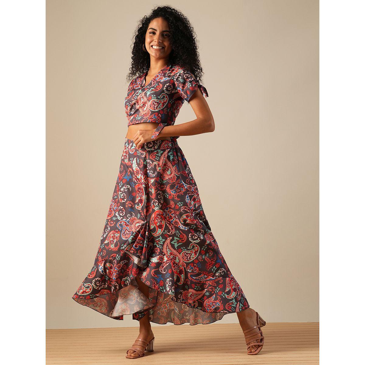 طقم منسق من تنورة طويلة وبلوزة قصيرة مُطبعة-women-clothing-coordsets-image-1