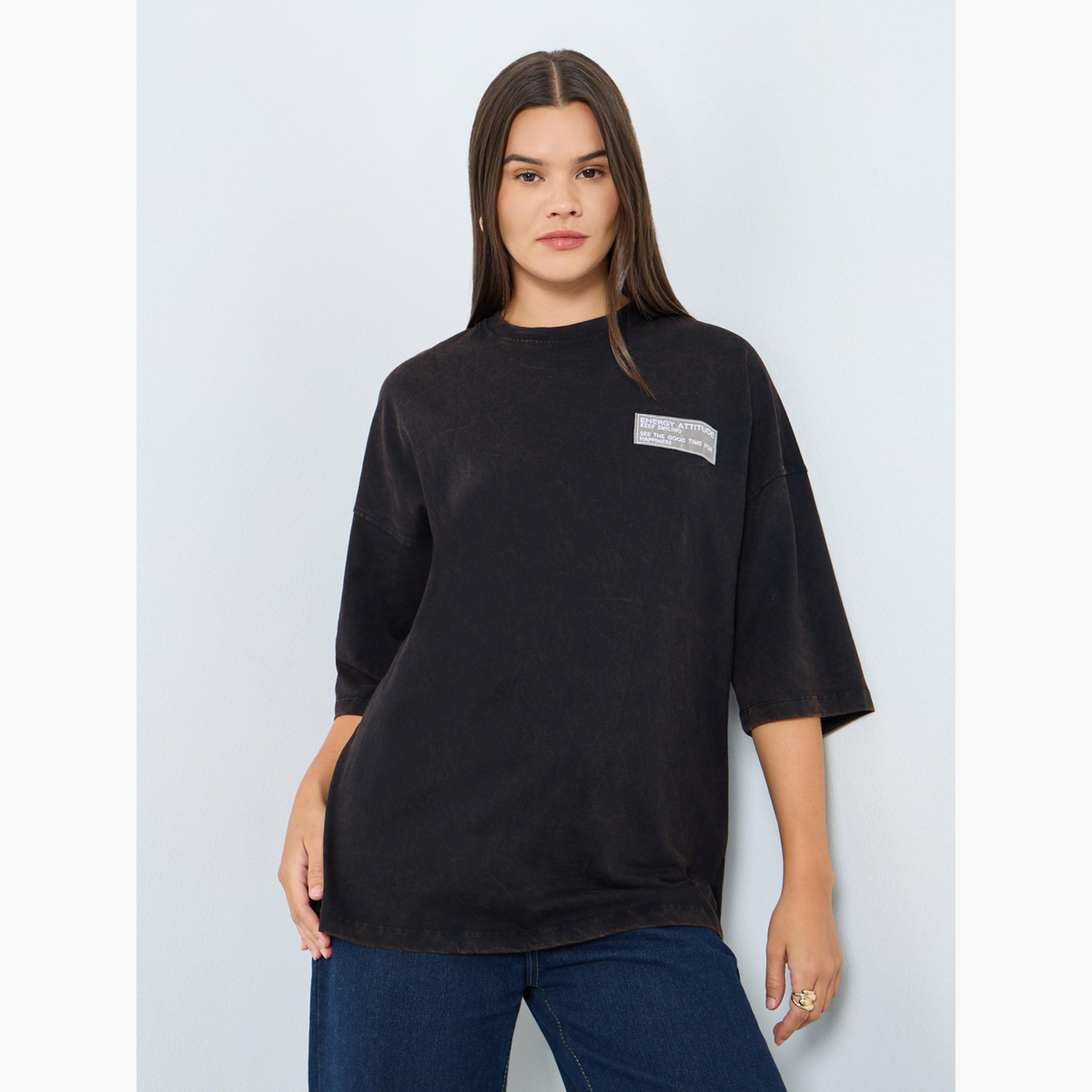 ستايلي - تي شيرت أسود كبير الحجم مغسول بتفاصيل شارة-women-clothing-tshirts-image-1