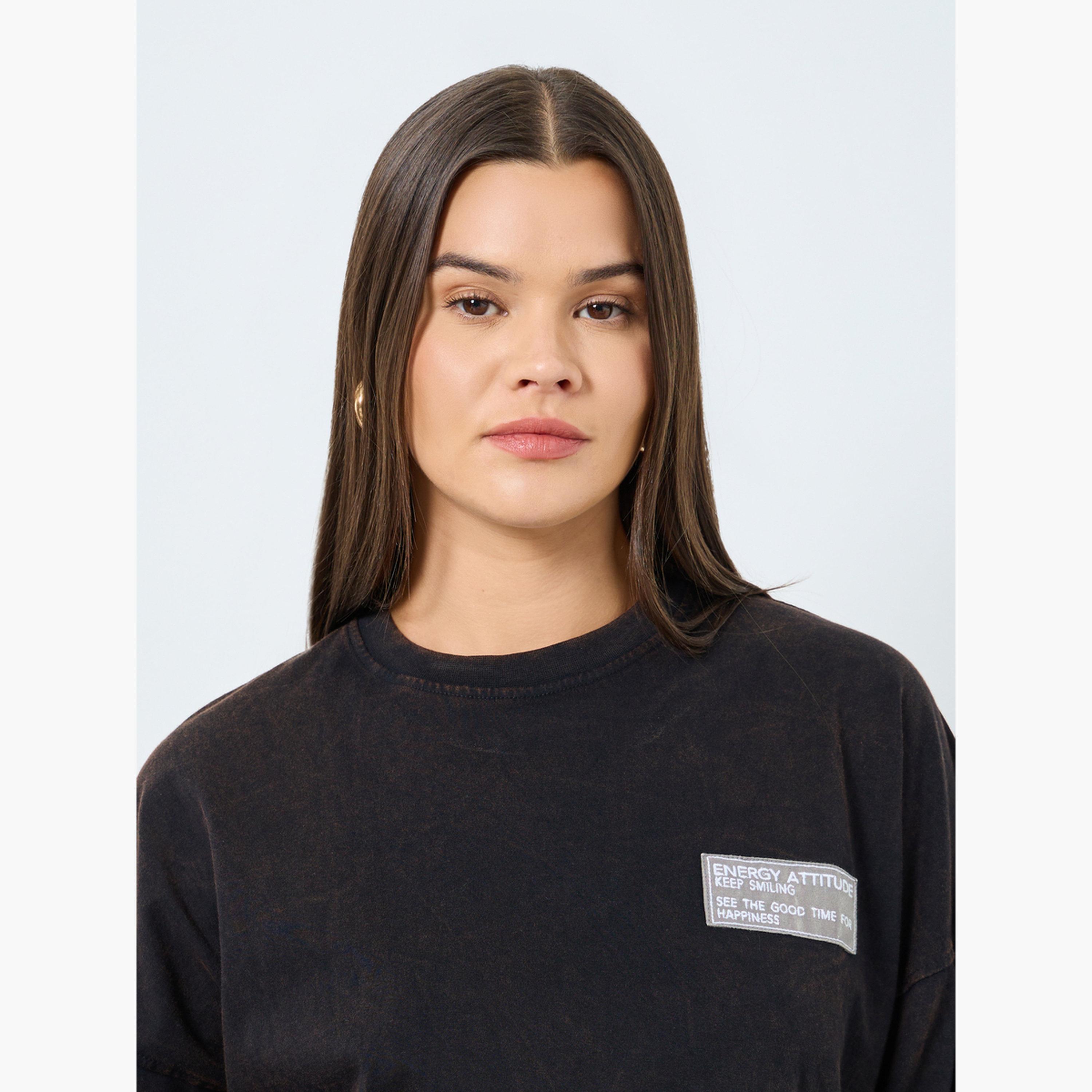 ستايلي - تي شيرت أسود كبير الحجم مغسول بتفاصيل شارة-women-clothing-tshirts-image-3