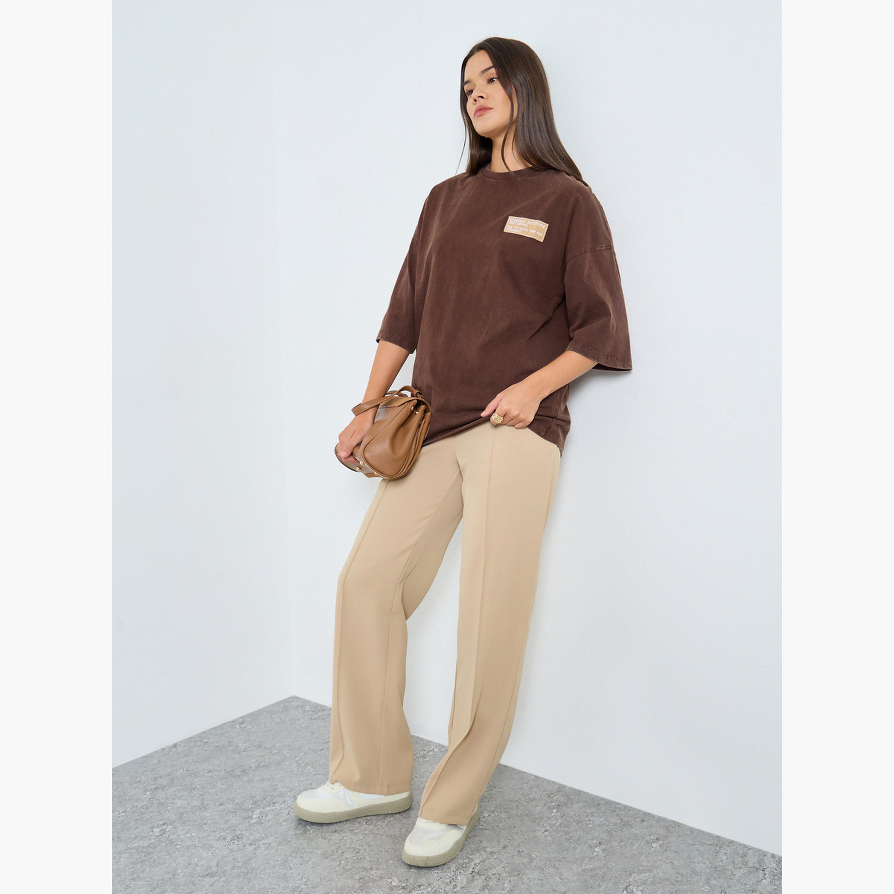 ستايلي - تي شيرت بني كبير الحجم مغسول بتفاصيل شارة-women-clothing-tshirts-image-2