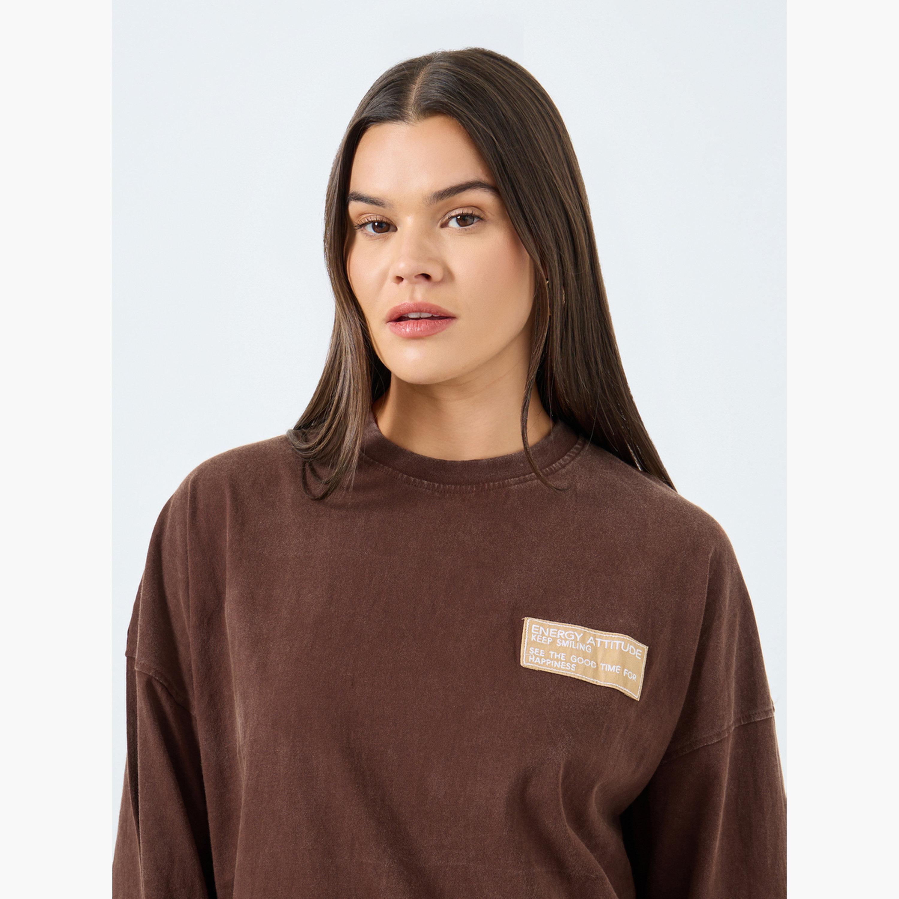 ستايلي - تي شيرت بني كبير الحجم مغسول بتفاصيل شارة-women-clothing-tshirts-image-3