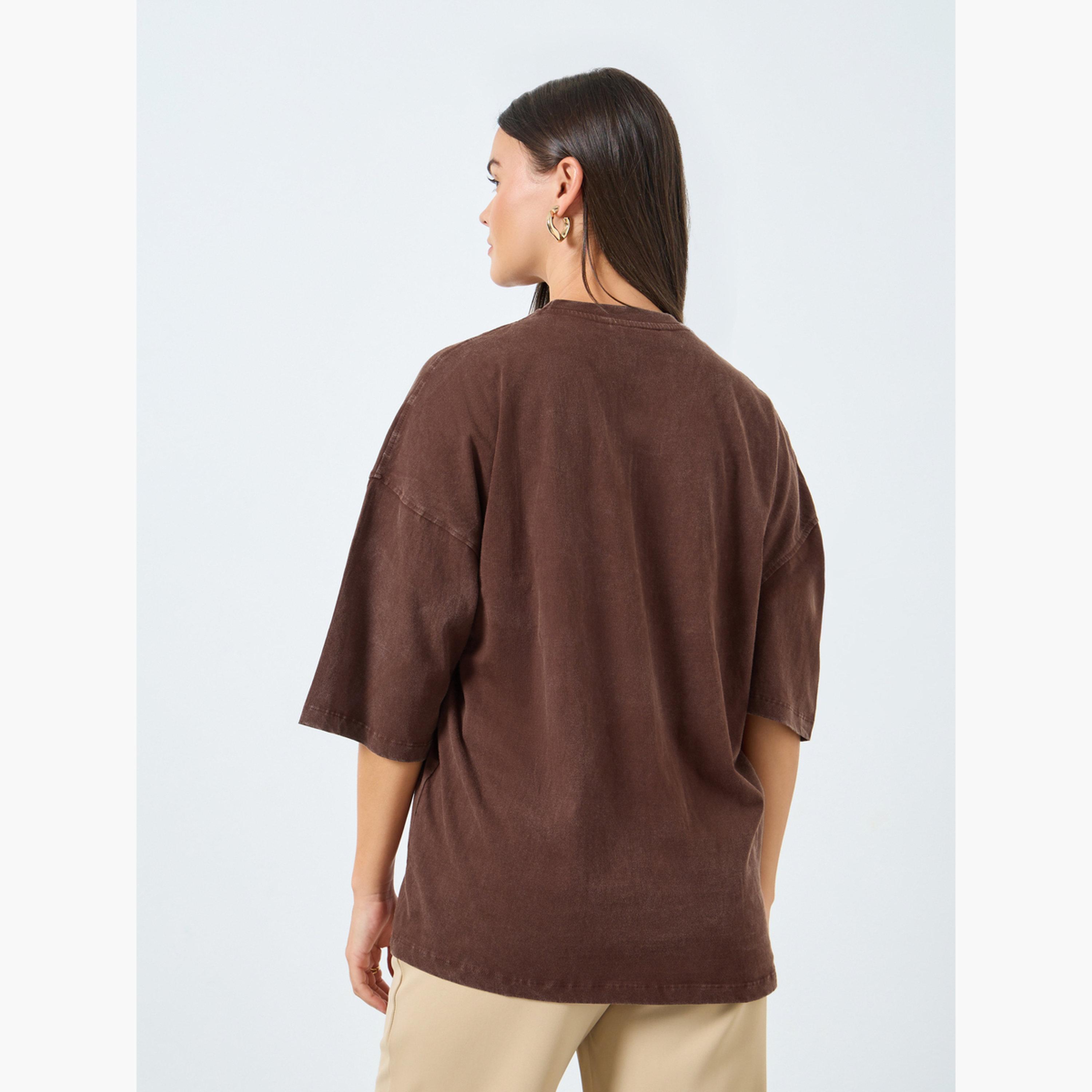 ستايلي - تي شيرت بني كبير الحجم مغسول بتفاصيل شارة-women-clothing-tshirts-image-4