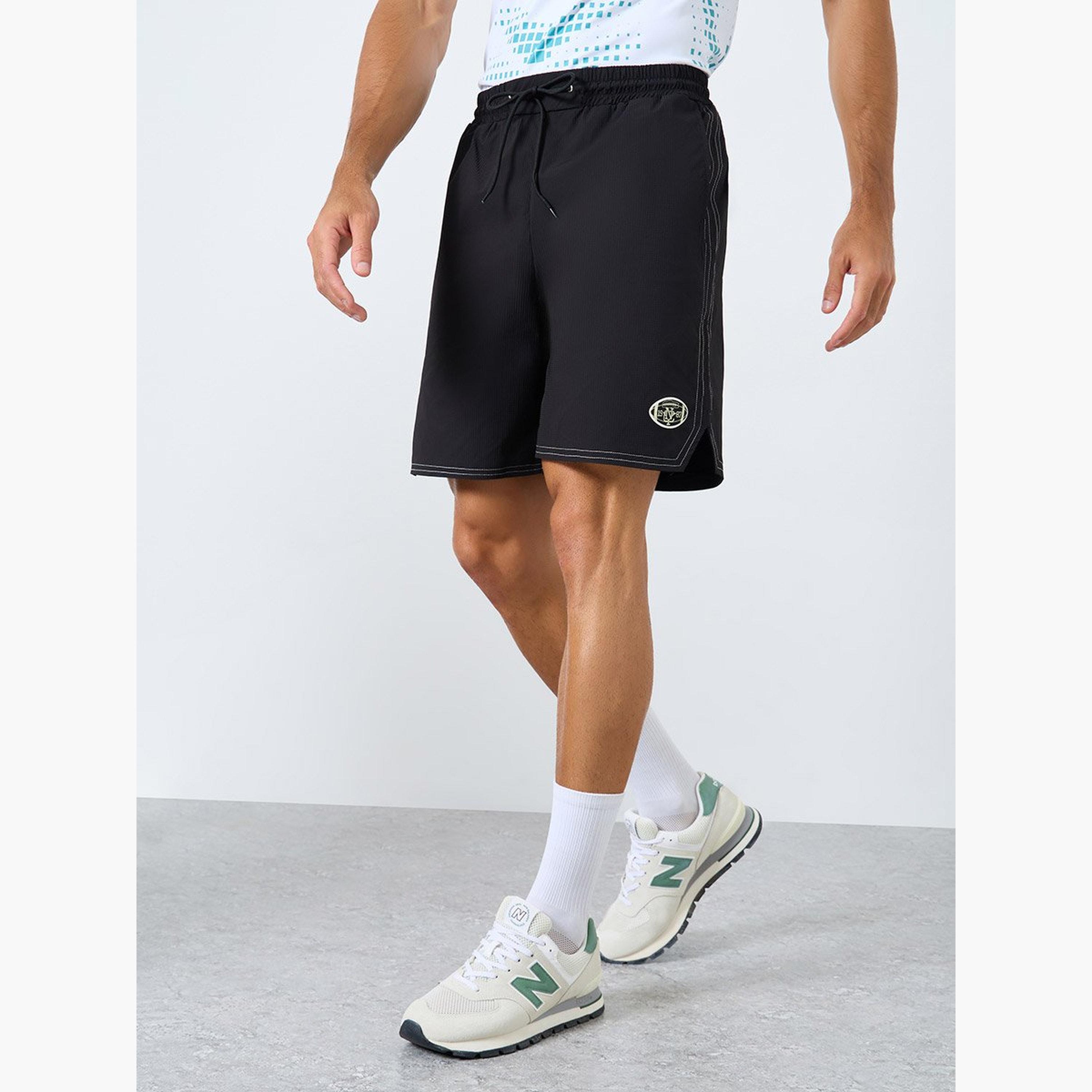 ستايلي - شورت بقصّة عادية مطرز بشعار منسوج-men-clothing-bottoms-shorts-image-1