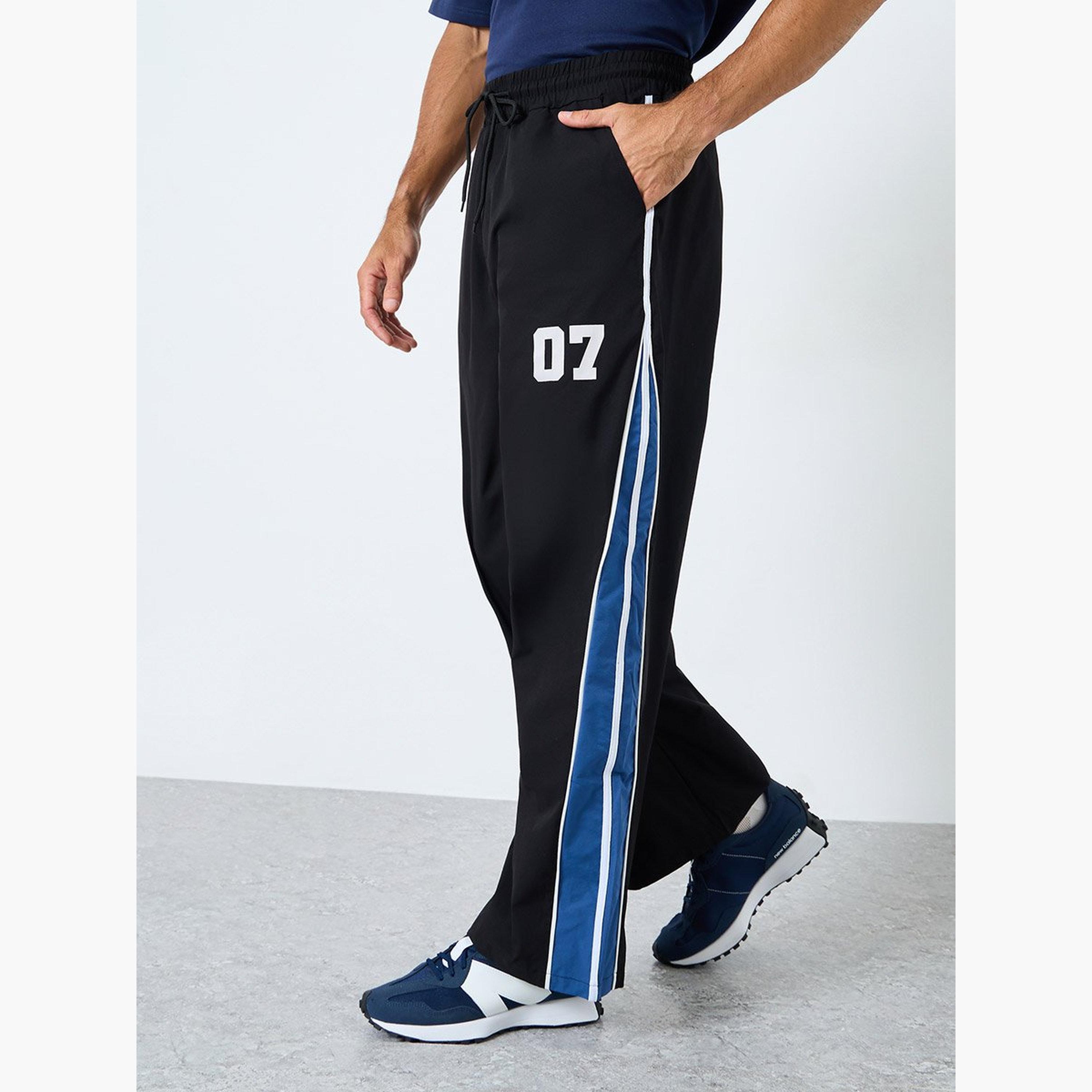 ستايلي - بنطال باراشوت بقصّة وحياكة واسعة-men-clothing-sportswearandactivewear-bottoms-image-1