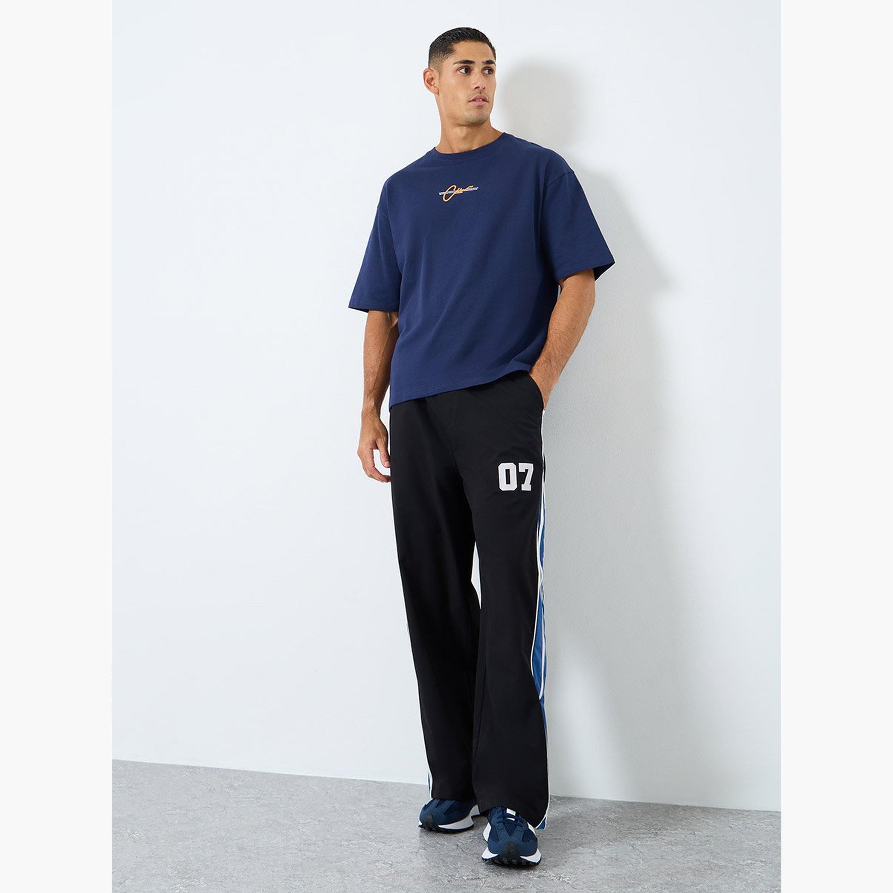 ستايلي - بنطال باراشوت بقصّة وحياكة واسعة-men-clothing-sportswearandactivewear-bottoms-image-2