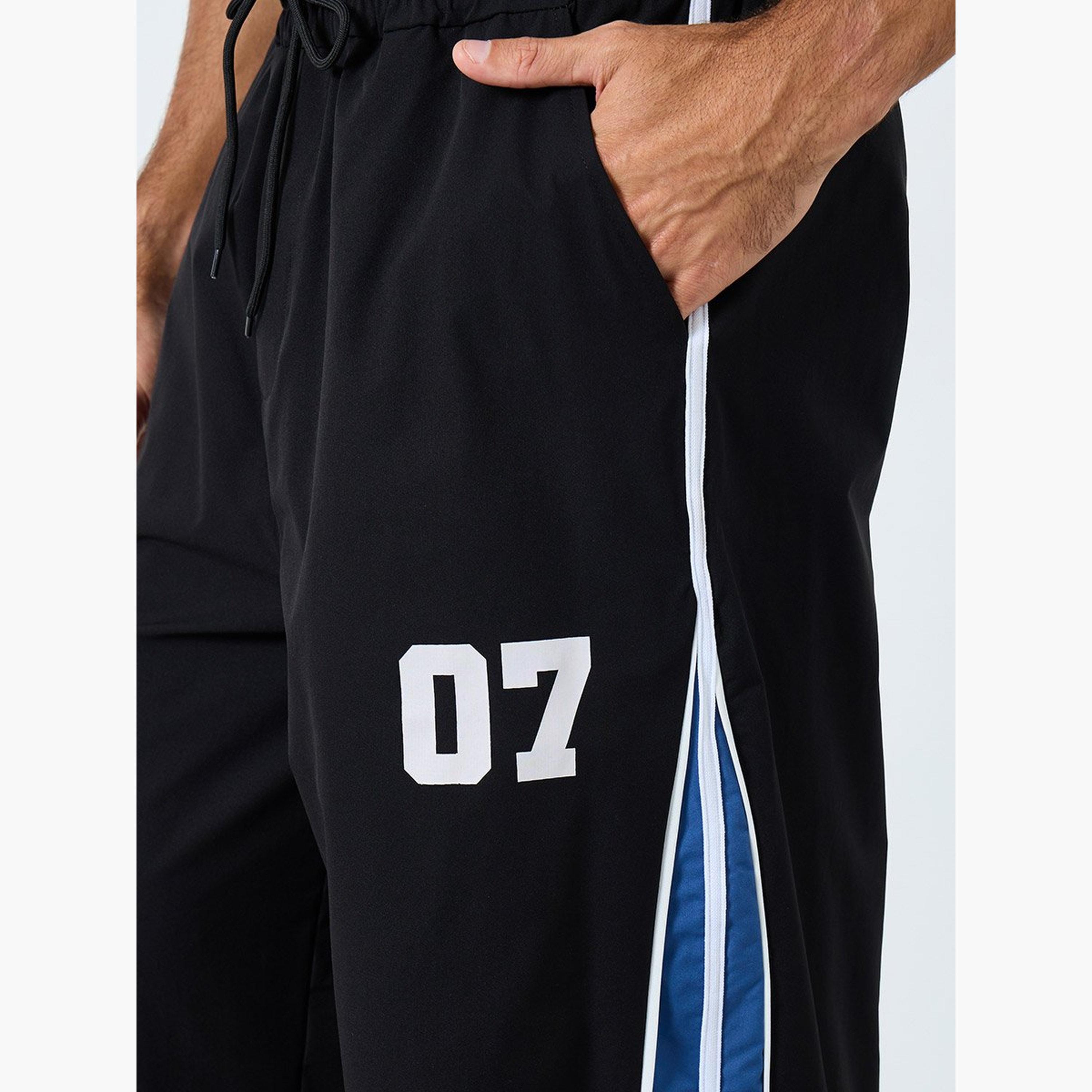 ستايلي - بنطال باراشوت بقصّة وحياكة واسعة-men-clothing-sportswearandactivewear-bottoms-image-3