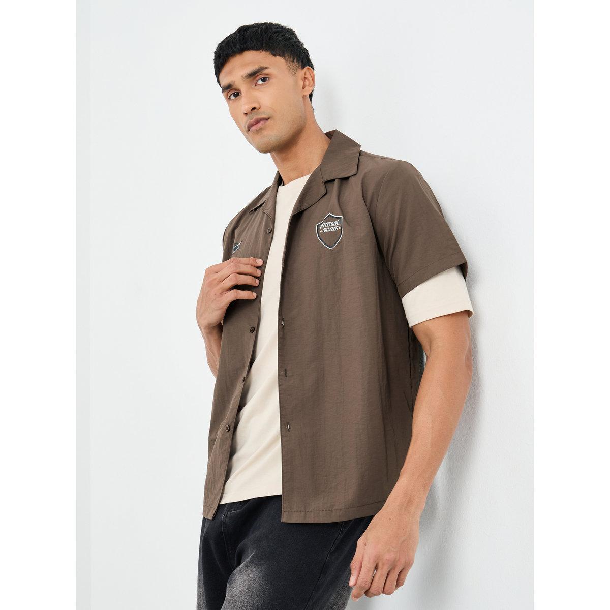 قميص بقصة مريحة وياقة ريزورت-men-clothing-shirts-image-1