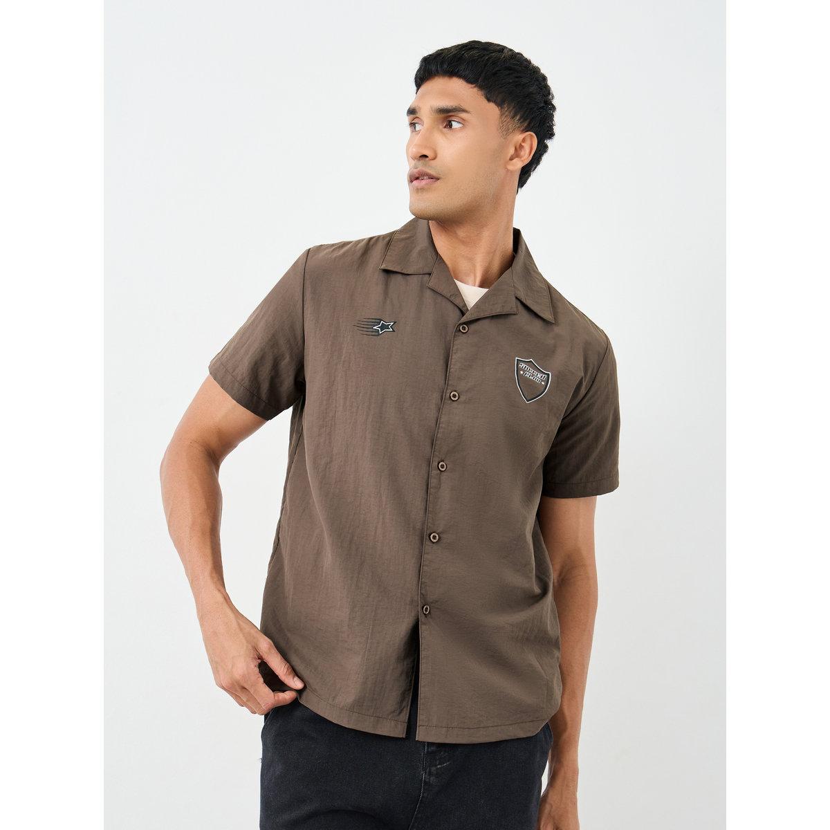 قميص بقصة مريحة وياقة ريزورت-men-clothing-shirts-image-3