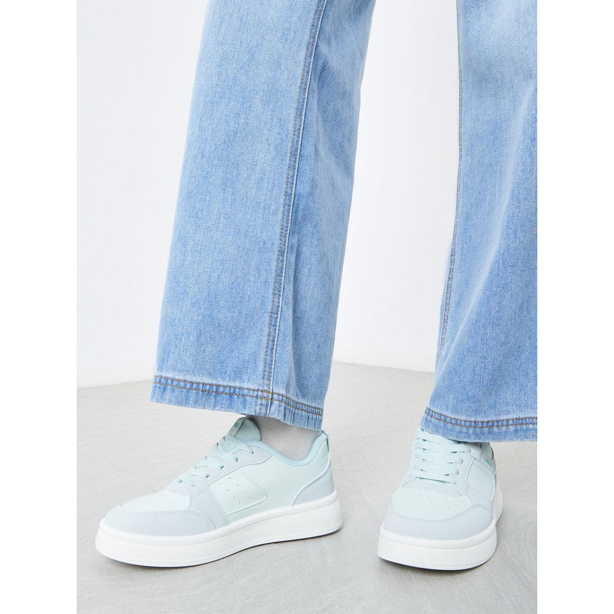 حذاء سنيكرز بأربطة للإغلاق-women-shoes-sneakers-image-1