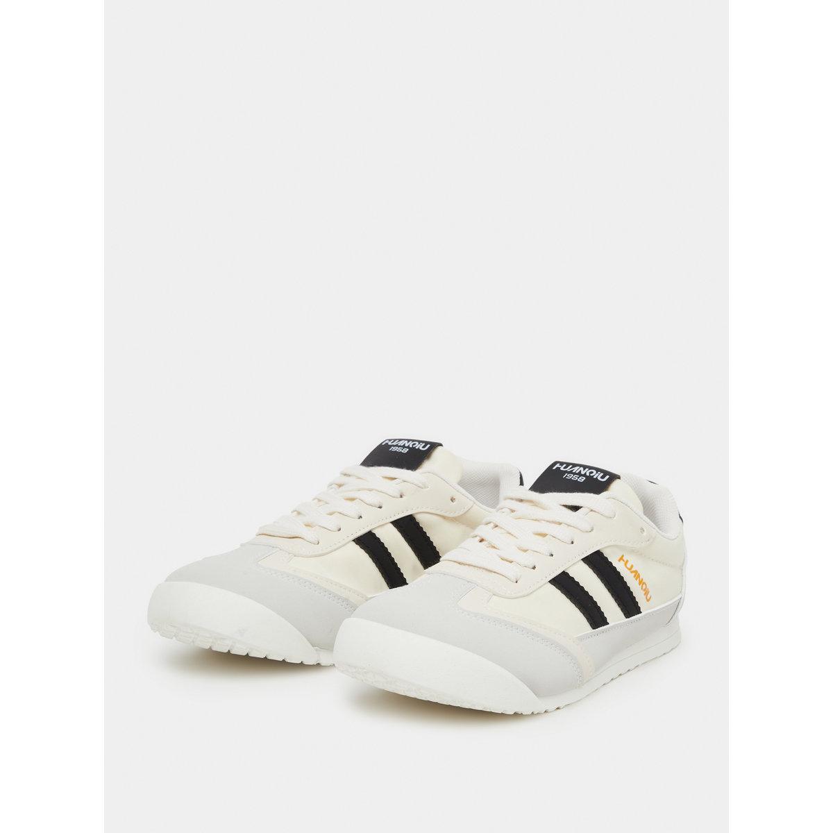 حذاء سنيكرز بتفاصيل خطوط مُتباينة-women-shoes-sneakers-image-3