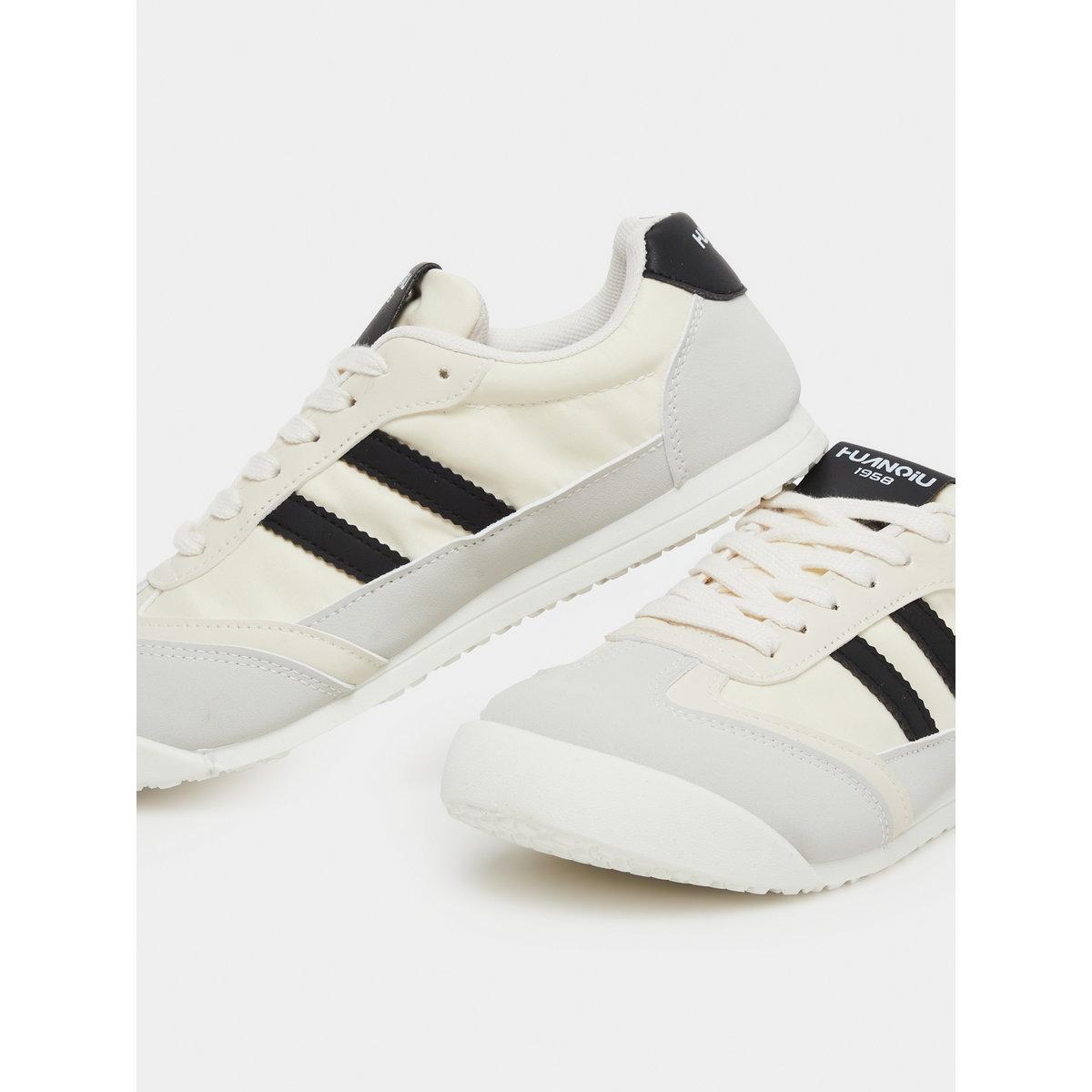حذاء سنيكرز بتفاصيل خطوط مُتباينة-women-shoes-sneakers-image-4