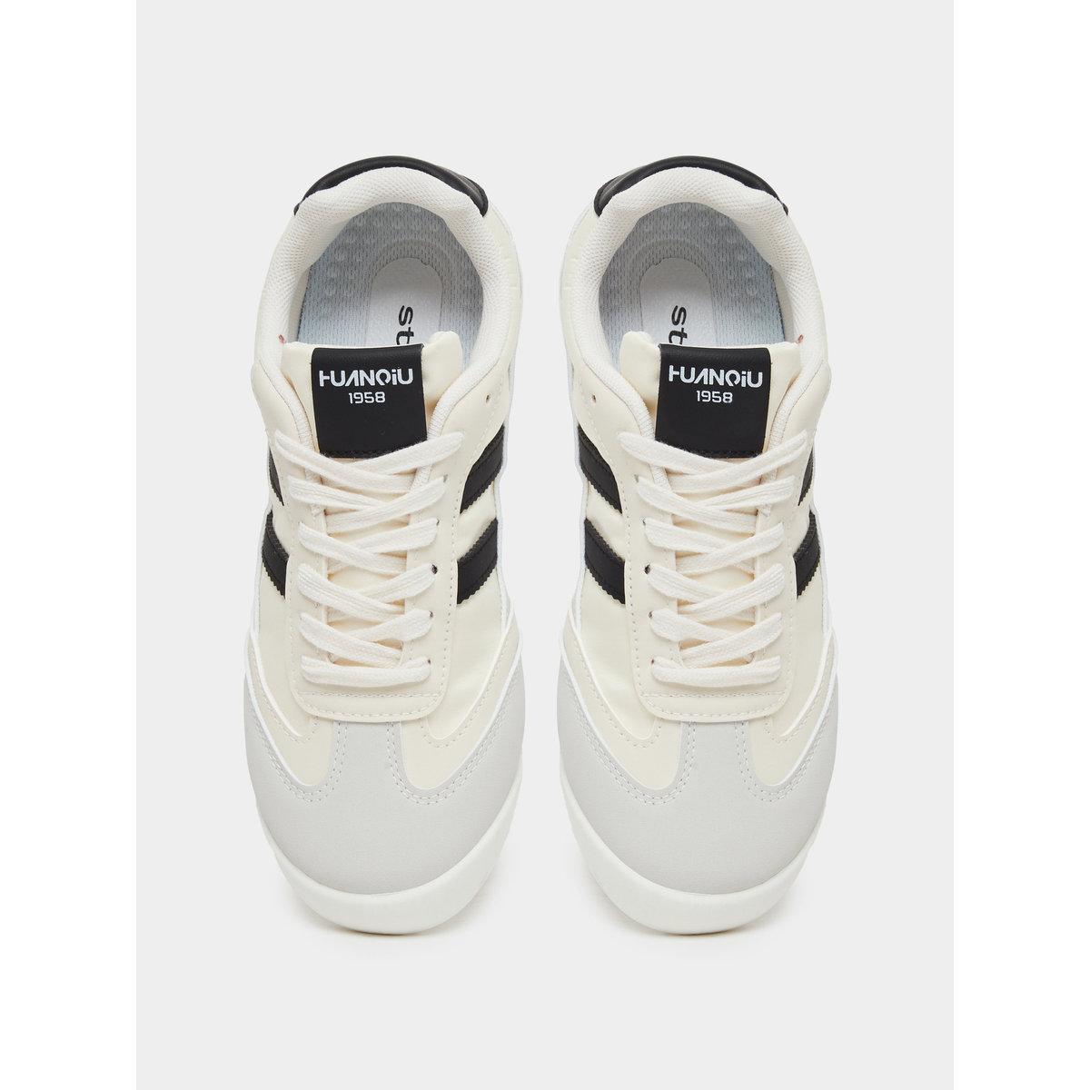 حذاء سنيكرز بتفاصيل خطوط مُتباينة-women-shoes-sneakers-image-6