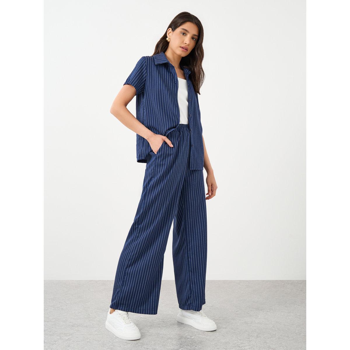 طقم منسق من بنطال وقميص مخطط بقصة عادية-women-clothing-coordsets-image-1
