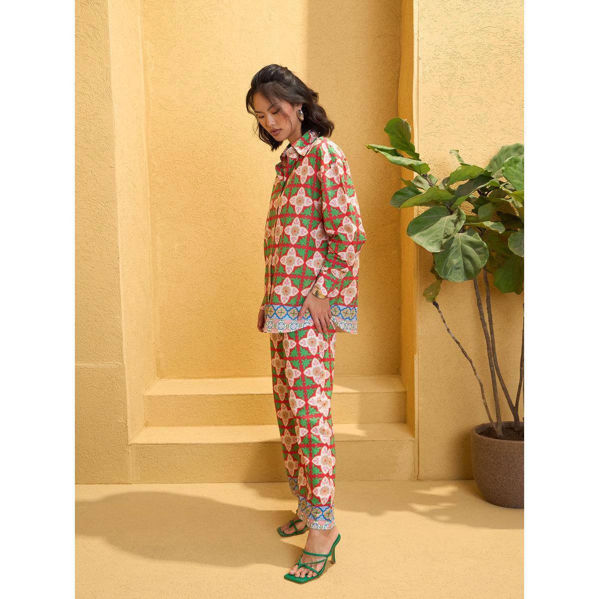طقم منسق من بنطال وبلوزة مُطبعة بالكامل-women-clothing-coordsets-image-3