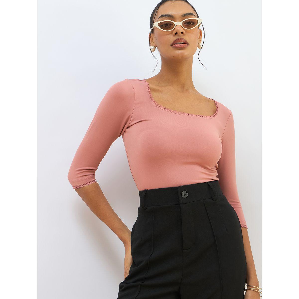بلوزة قصيرة محبوكة بتفاصيل دانتيل-women-clothing-tshirts-image-1