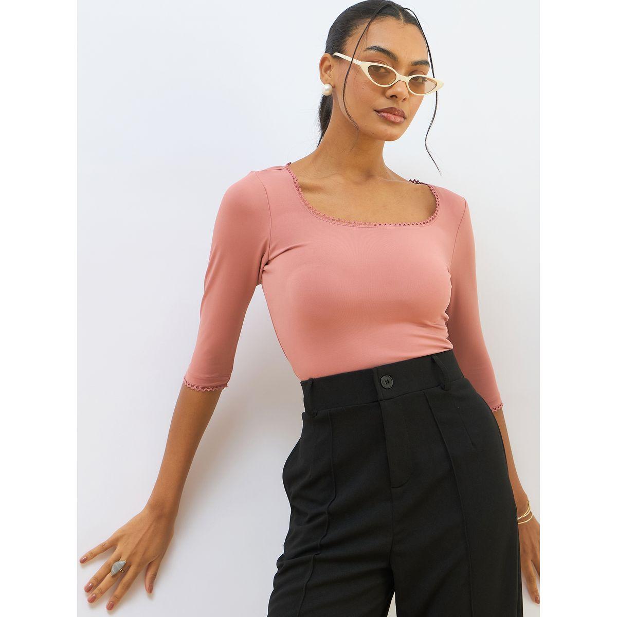 بلوزة قصيرة محبوكة بتفاصيل دانتيل-women-clothing-tshirts-image-6