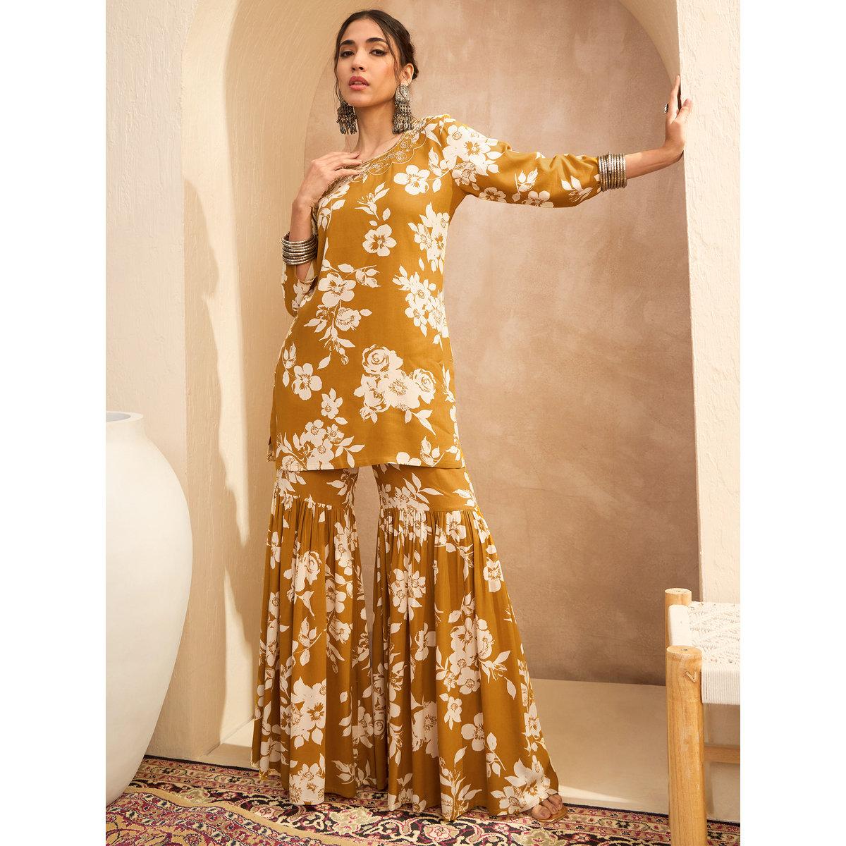 طقم من كورتا بتفاصيل مُطرزة مع بنطال شرارة-women-clothing-ethnicwear-kurtasets-image-1