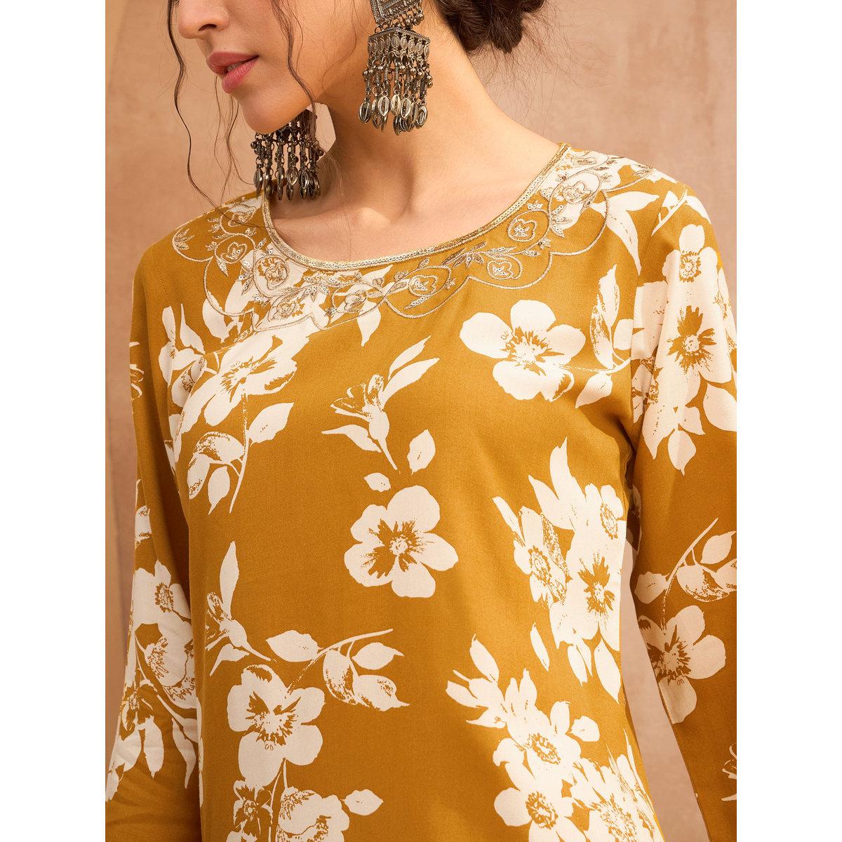 طقم من كورتا بتفاصيل مُطرزة مع بنطال شرارة-women-clothing-ethnicwear-kurtasets-image-4