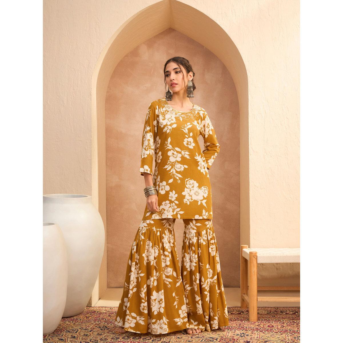 طقم من كورتا بتفاصيل مُطرزة مع بنطال شرارة-women-clothing-ethnicwear-kurtasets-image-5