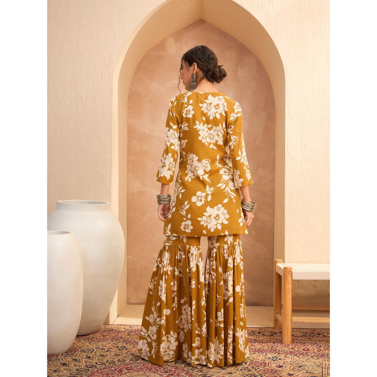 طقم من كورتا بتفاصيل مُطرزة مع بنطال شرارة-women-clothing-ethnicwear-kurtasets-image-6
