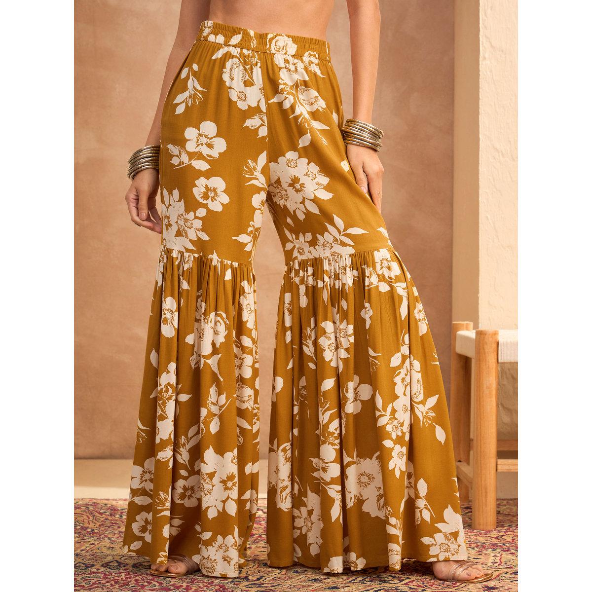 طقم من كورتا بتفاصيل مُطرزة مع بنطال شرارة-women-clothing-ethnicwear-kurtasets-image-7