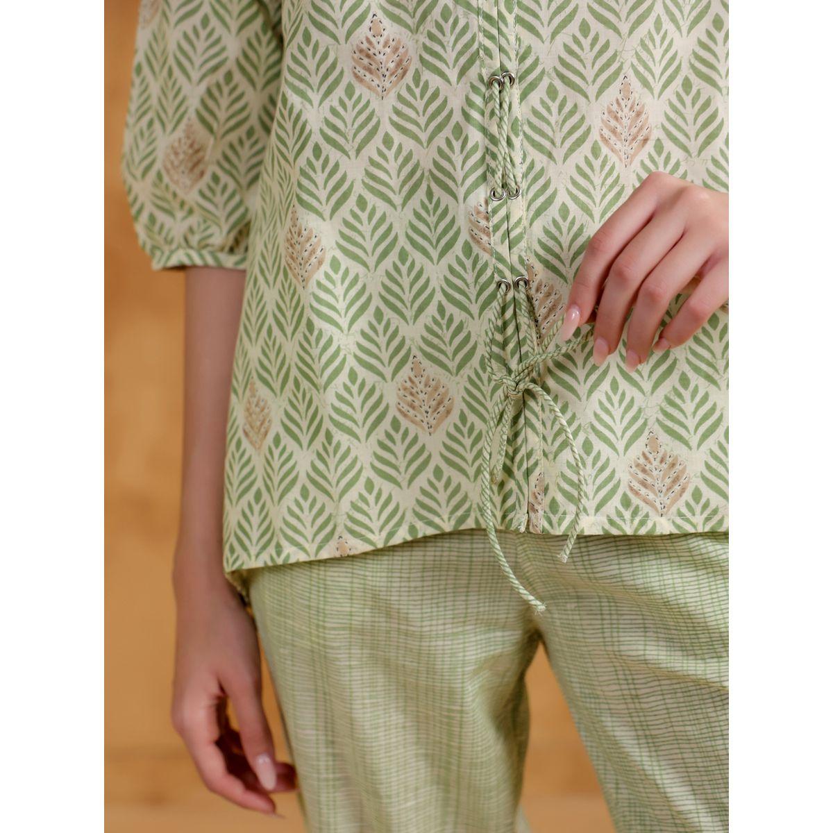 طقم منسق من بنطال وبلوزة بطبعات-women-clothing-coordsets-image-5