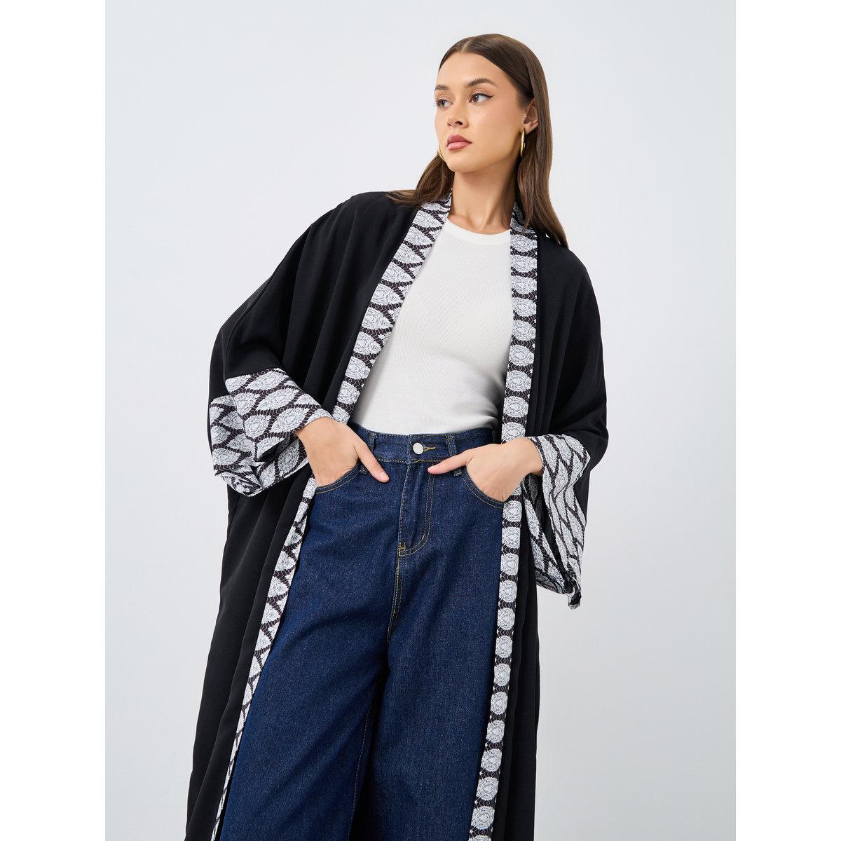 عباية بتفاصيل حواف مُطبعة-women-arabicclothing-abayas-image-2