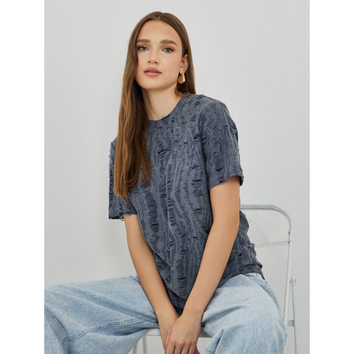 تيشيرت فضفاض بتفاصيل بارزة الملمس وأكمام قصيرة-women-clothing-tshirts-image-1