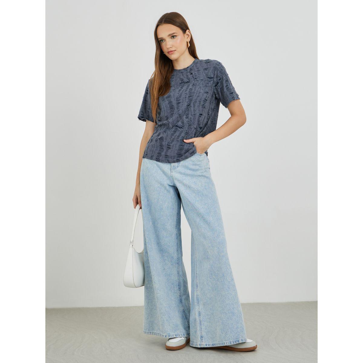 تيشيرت فضفاض بتفاصيل بارزة الملمس وأكمام قصيرة-women-clothing-tshirts-image-2
