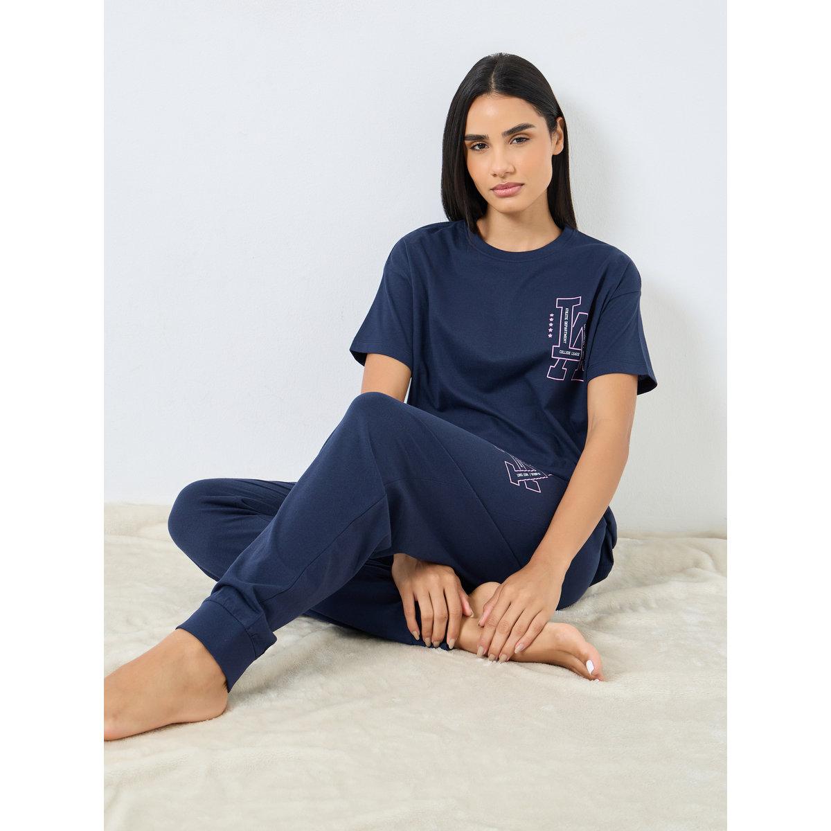 طقم من بنطال بيجاما وتيشيرت بطبعة جرافيك-women-clothing-nightwear-pyjamas-longsets-image-1