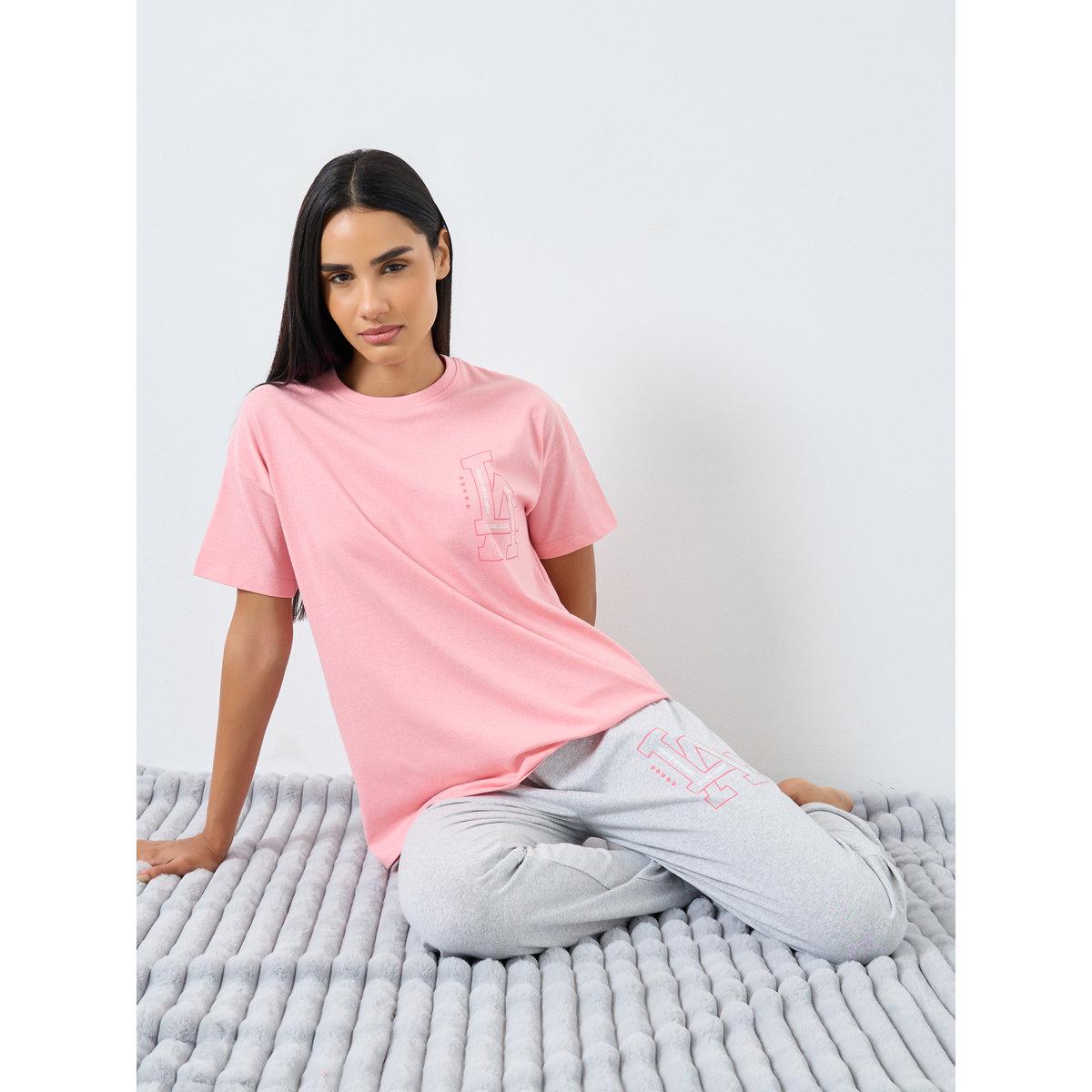 طقم من بنطال بيجاما وتيشيرت بطبعة جرافيك-women-clothing-nightwear-pyjamas-longsets-image-1