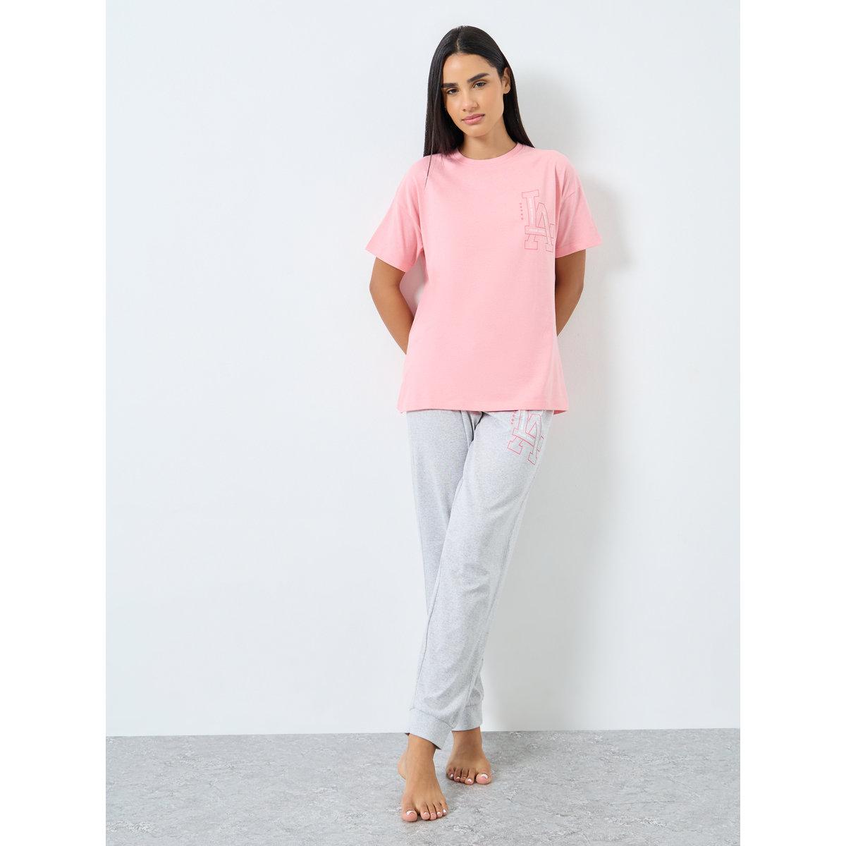 طقم من بنطال بيجاما وتيشيرت بطبعة جرافيك-women-clothing-nightwear-pyjamas-longsets-image-2