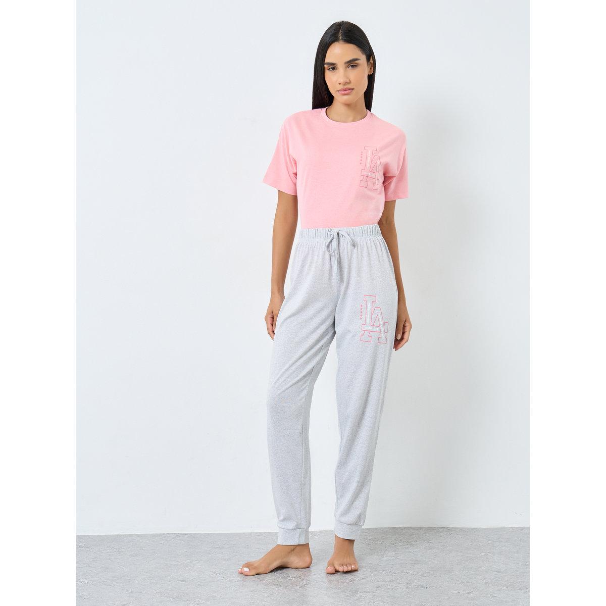 طقم من بنطال بيجاما وتيشيرت بطبعة جرافيك-women-clothing-nightwear-pyjamas-longsets-image-5