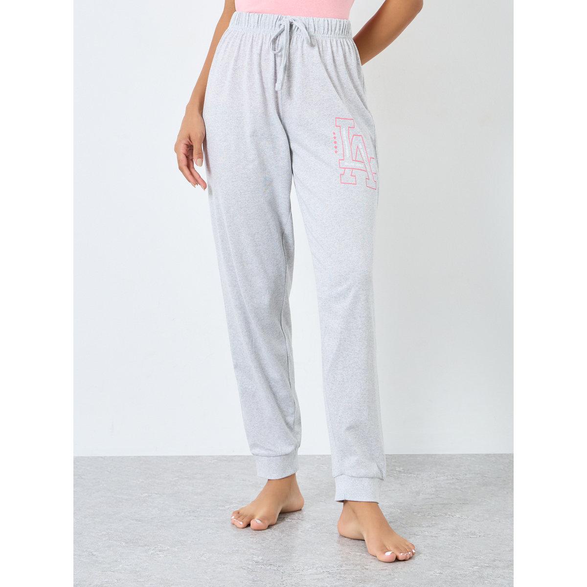 طقم من بنطال بيجاما وتيشيرت بطبعة جرافيك-women-clothing-nightwear-pyjamas-longsets-image-6
