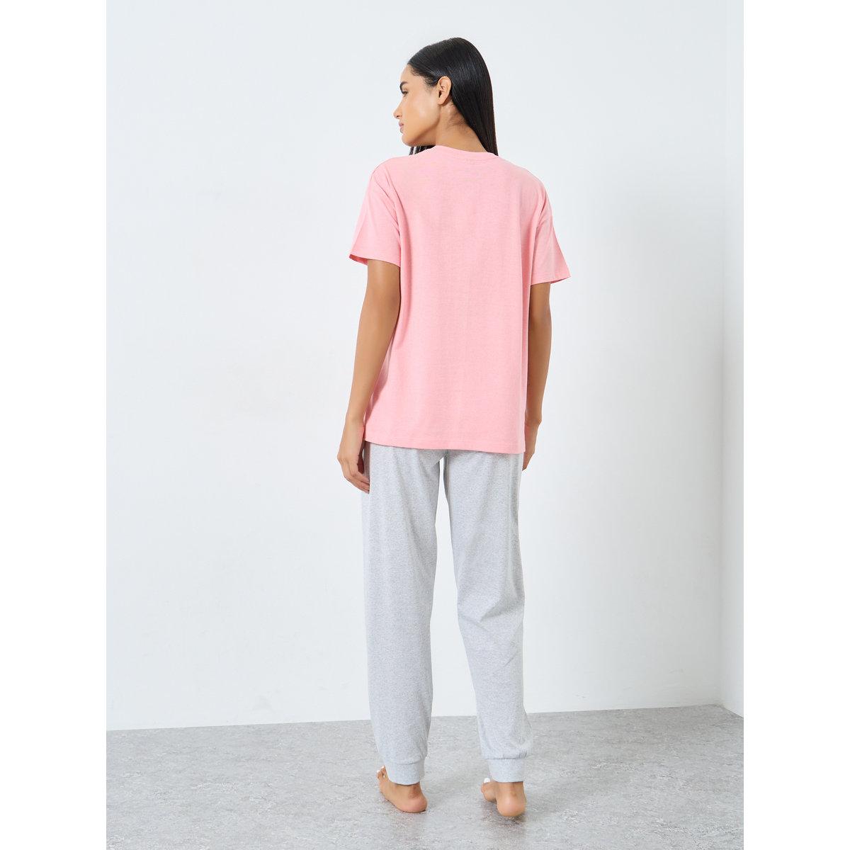 طقم من بنطال بيجاما وتيشيرت بطبعة جرافيك-women-clothing-nightwear-pyjamas-longsets-image-7