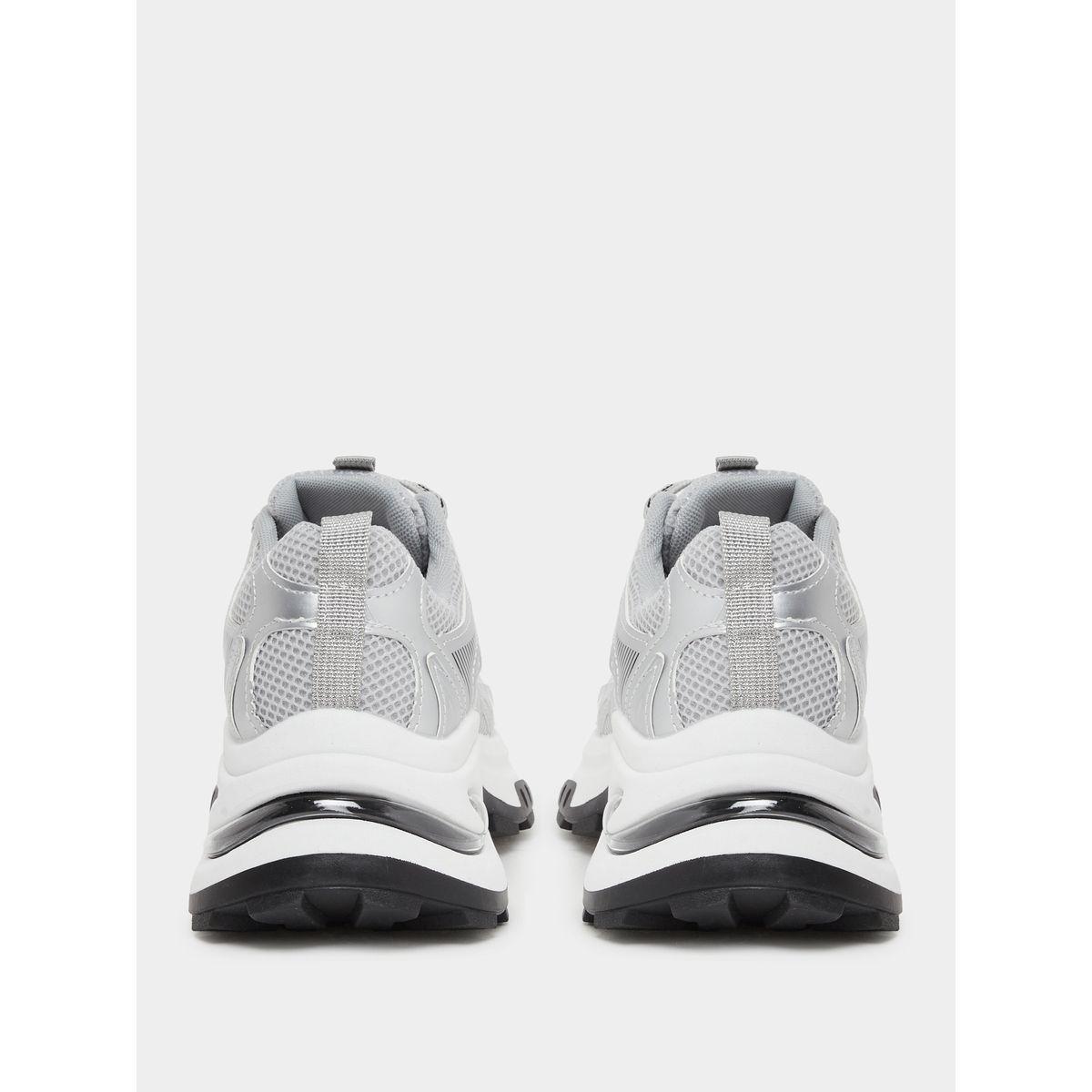 حذاء سنيكرز بنعل شانكي بتفاصيل ميتاليك لامعة-women-shoes-sneakers-image-4