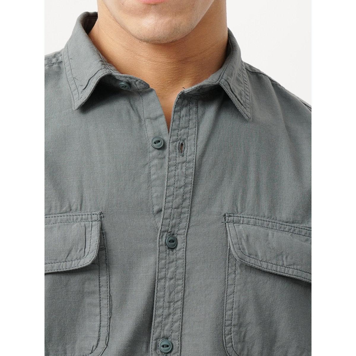 قميص سادة بقصة عادية وجيوب بغطاء-men-clothing-shirts-image-8