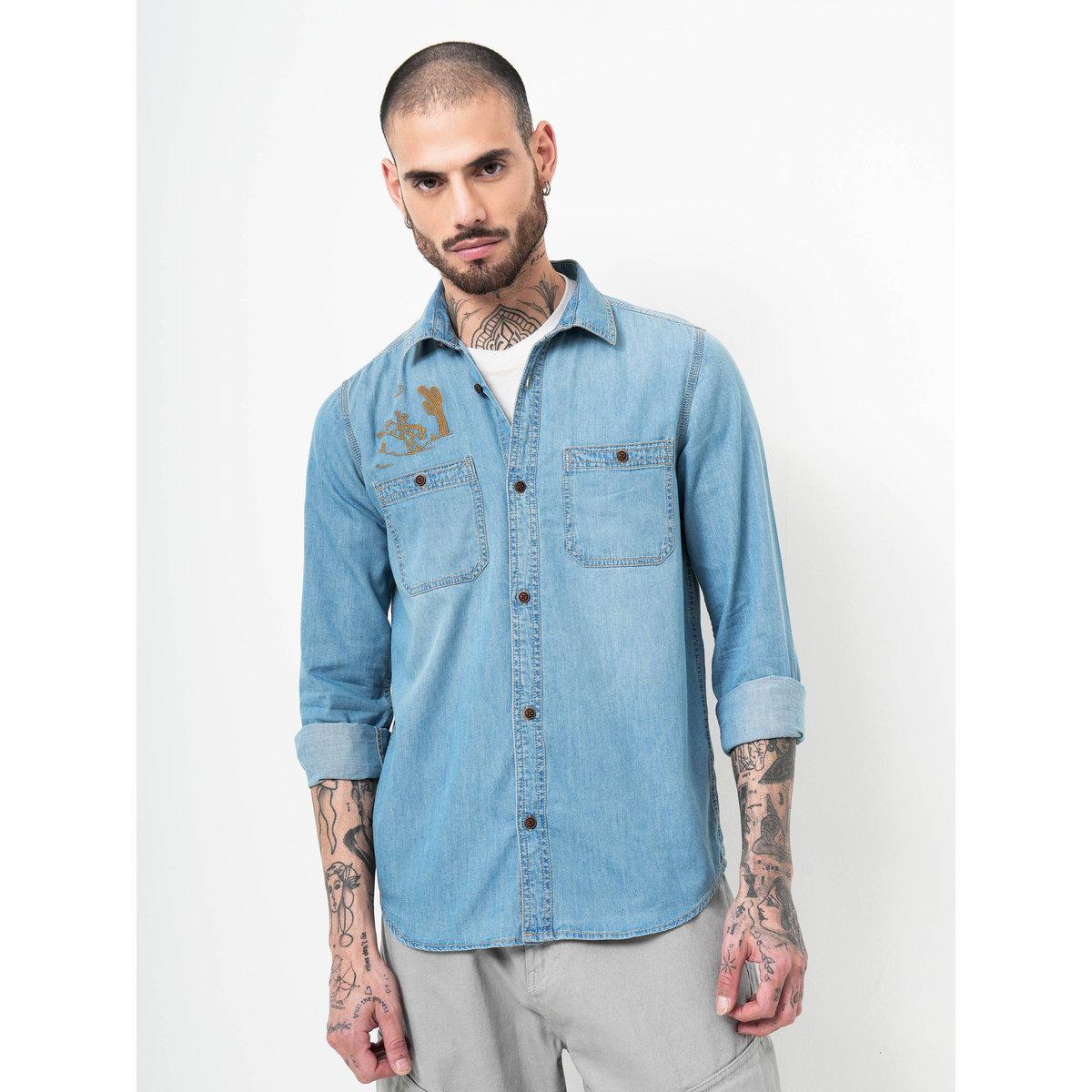 قميص دنيم بطبعة كتابة وجيوب على الصدر-men-clothing-shirts-image-2
