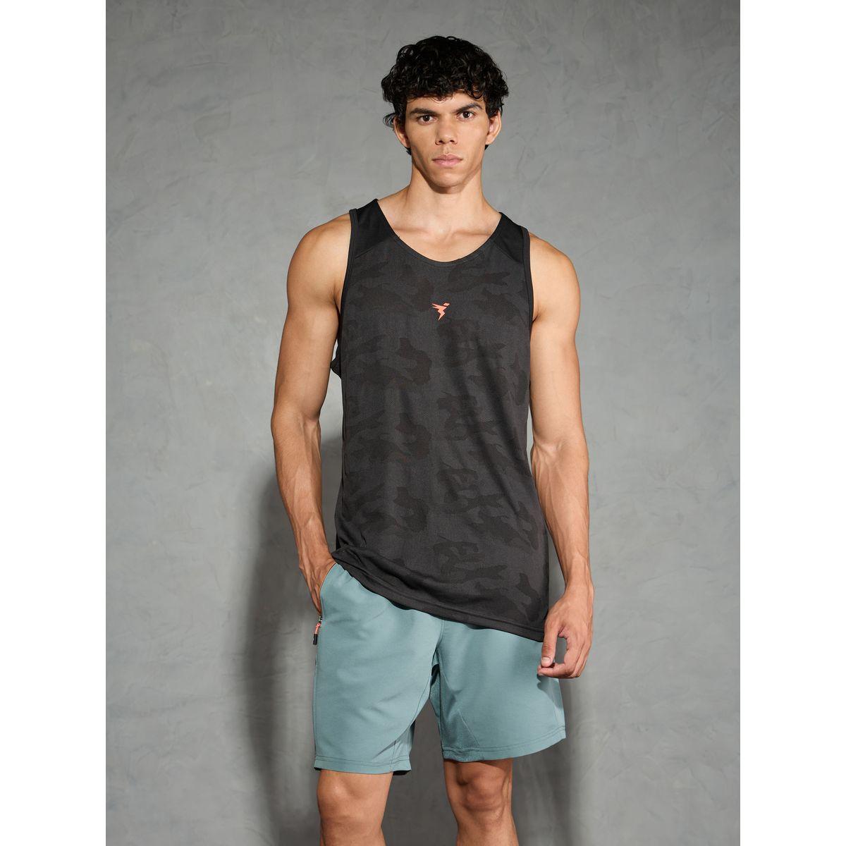 تيشيرت كت بتفاصيل جاكار مع ياقة سكوب-men-clothing-sportswearandactivewear-tshirtsandpolos-image-2